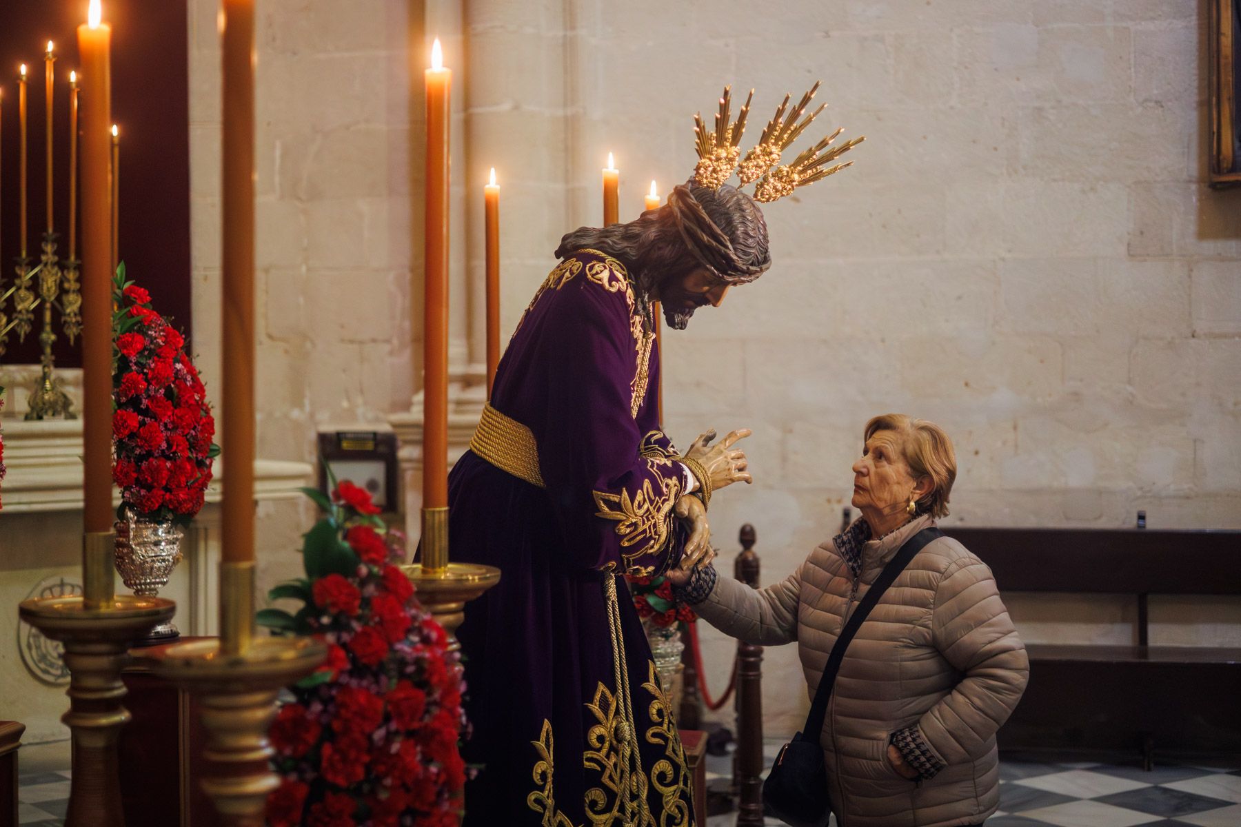 Una devota en el besamanos a Jesús de la Vía Crucis en San Francisco. Una devota en el besamanos a Jesús de la Vía Crucis en San Francisco.