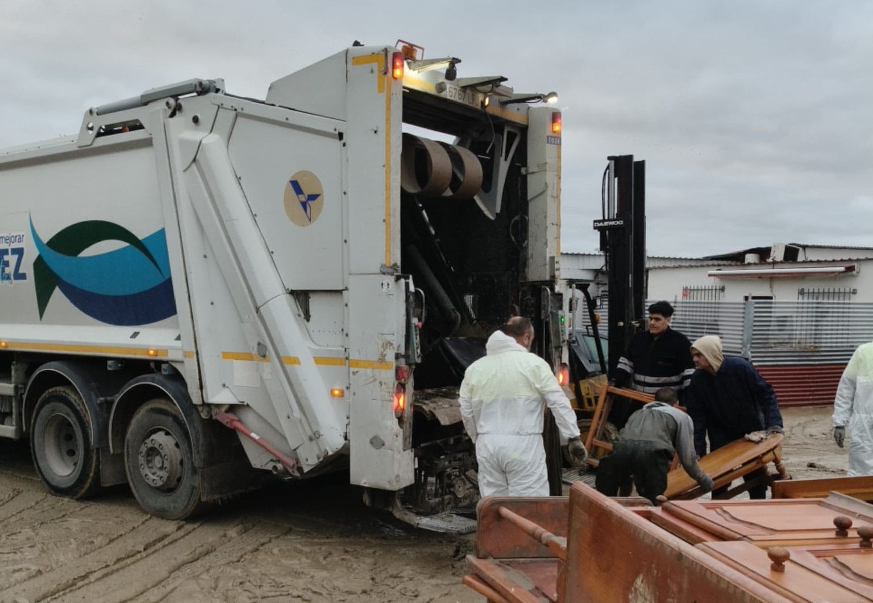 Labores de limpieza en Las Pachecas, en el Jerez rural. Labores de limpieza en Las Pachecas, en el Jerez rural.