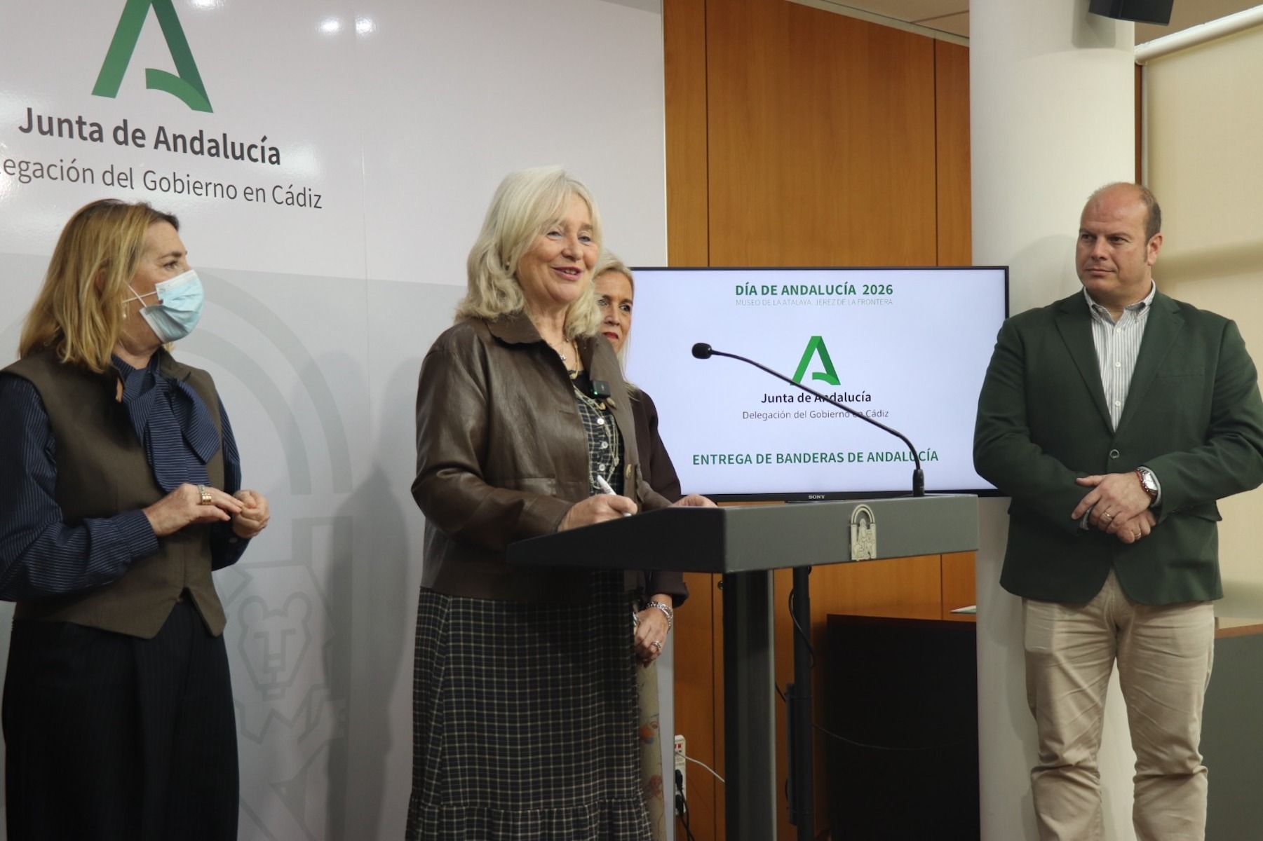 Mercedes Colombo anuncia a los diez galardonados con las Banderas de Andalucía en Cádiz.