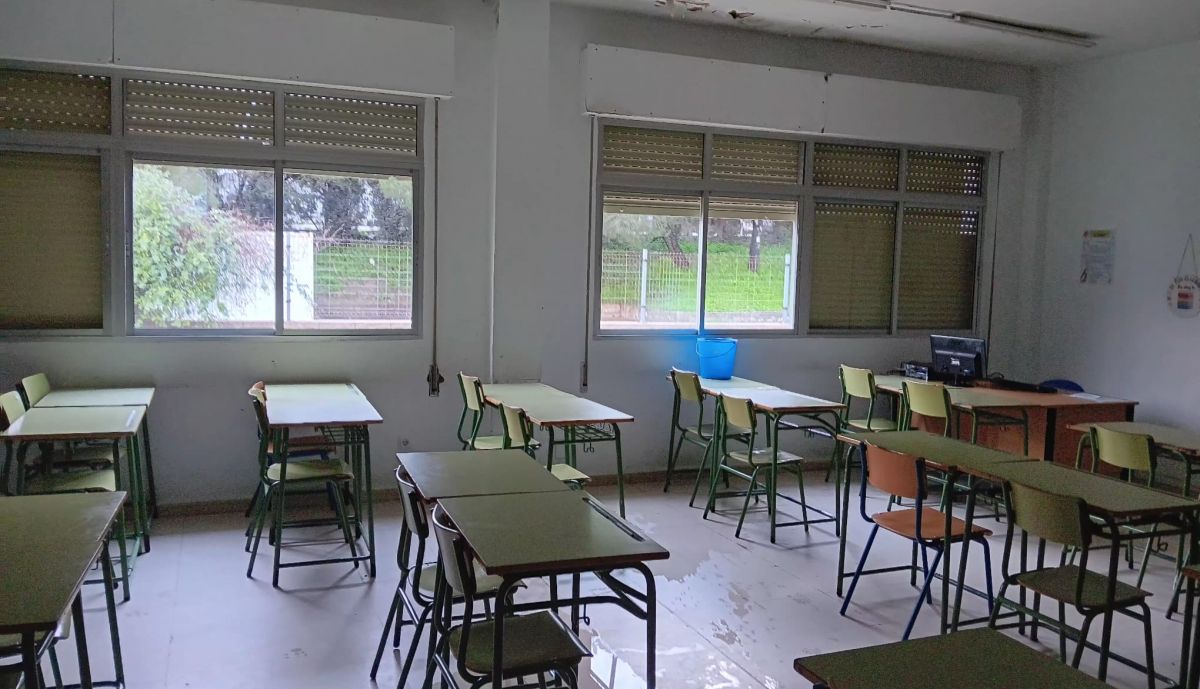 Filtraciones y charcos en una de las aulas.