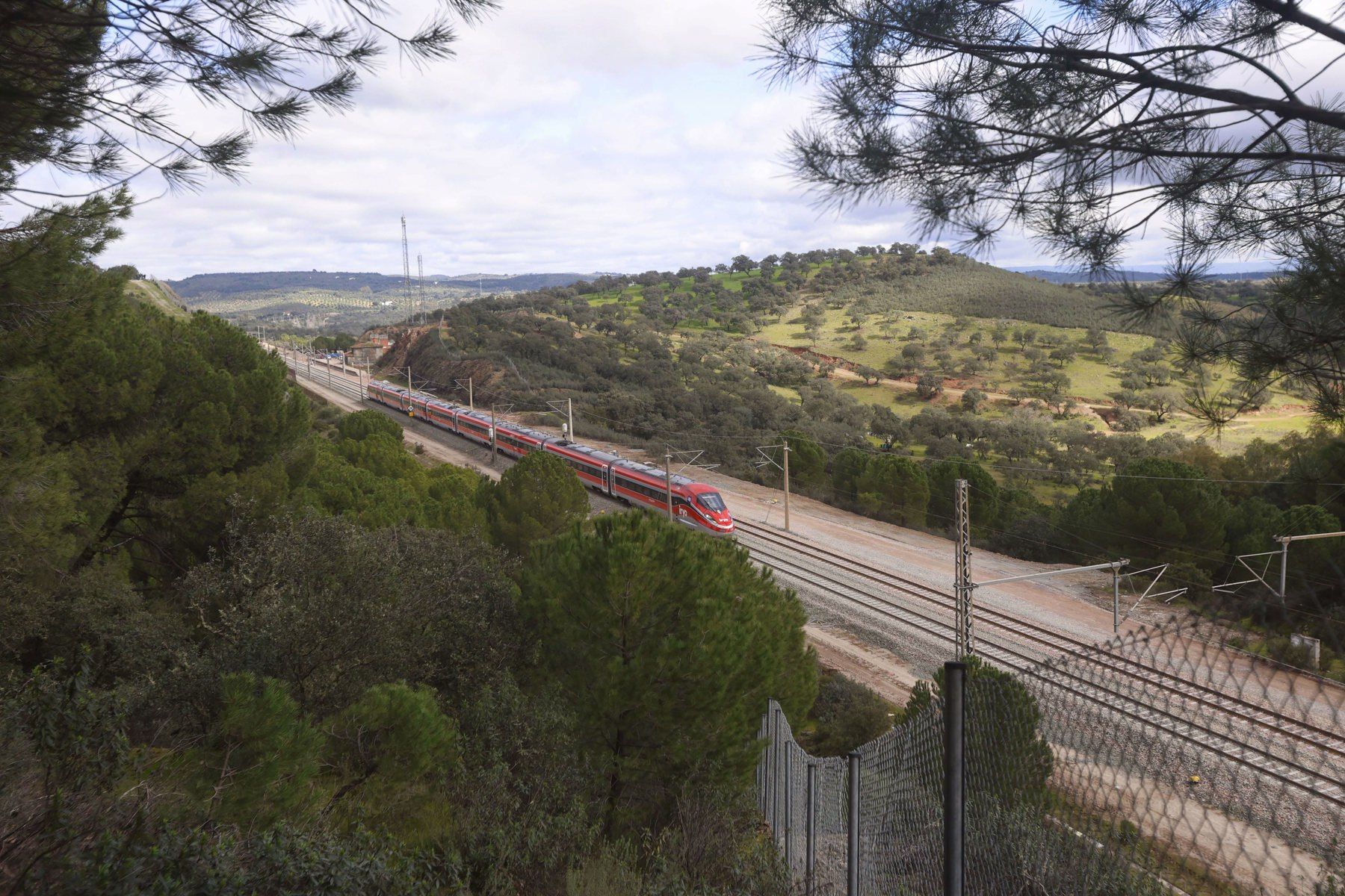 Un tren circula por la zona cero de Adamuz, en el segundo día de la reapertura de la linea entre Madrid y Andalucía.