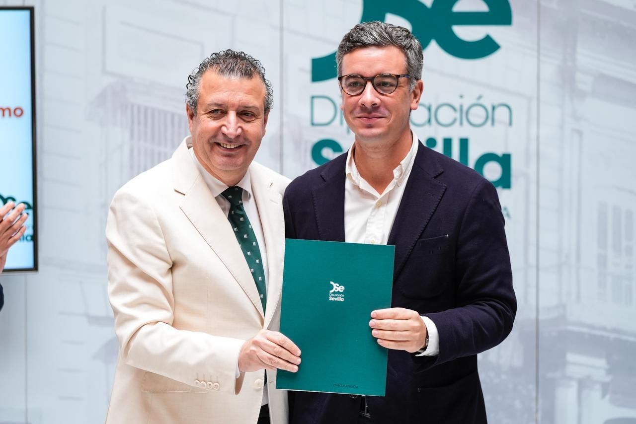 El alcalde de Cañada Rosal, Rodrigo Rodríguez Hans, con el presidente de Diputación, Javier Fernández.