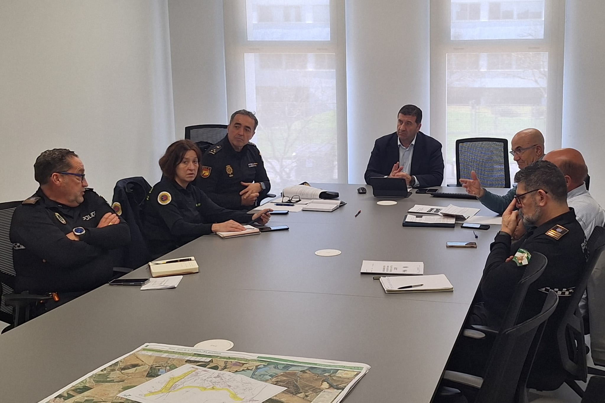 El delegado de Seguridad reunido con representantes policiales, responsables del área de Seguridad y Protección Civil El delegado de Seguridad reunido con representantes policiales, responsables del área de Seguridad y Protección Civil