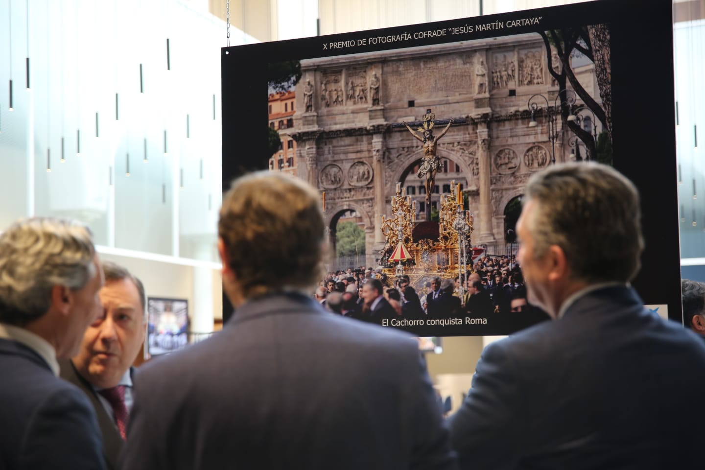 El público asistente contemplando una de las obras de la exposición, en este caso imagen del Cachorro en Roma. 