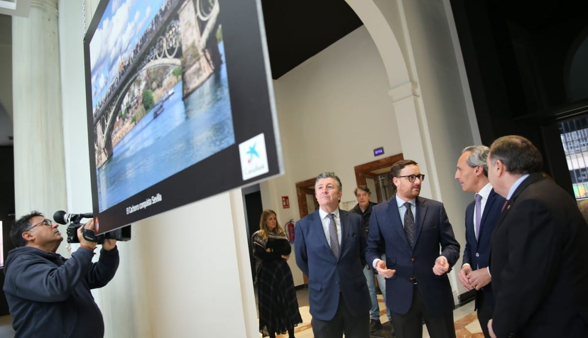 Representantes del  Consejo y CaixaBank recorriendo la muestra. 