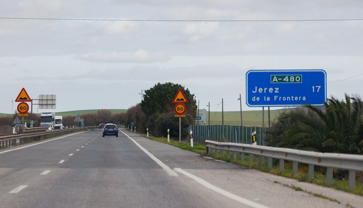 Señales en la A-480 que conecta Jerez con Sanlúcar. 