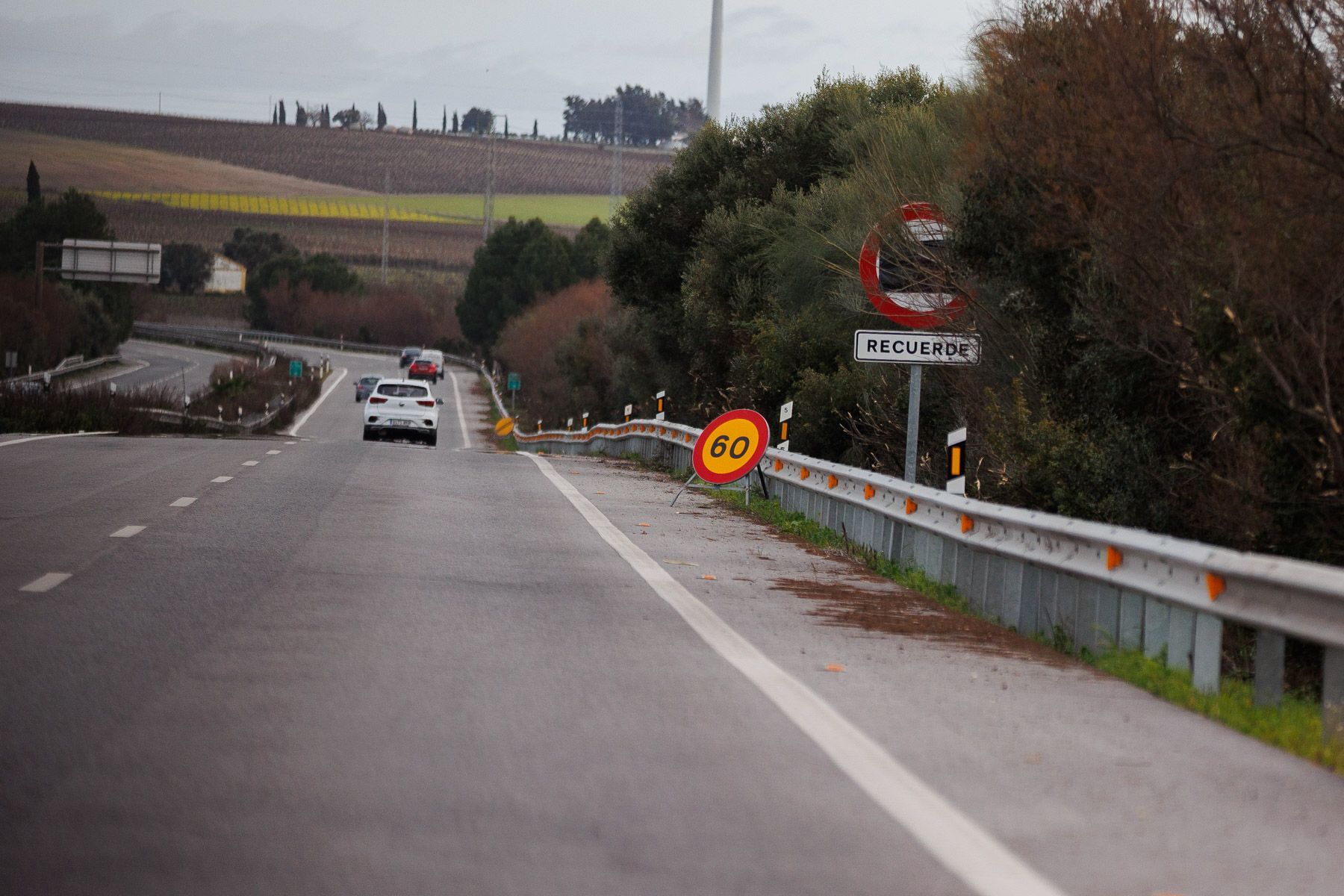 Señales de reducción de velocidad en la carretera que conecta Sanlúcar y Jerez. Señales de reducción de velocidad en la carretera que conecta Sanlúcar y Jerez.