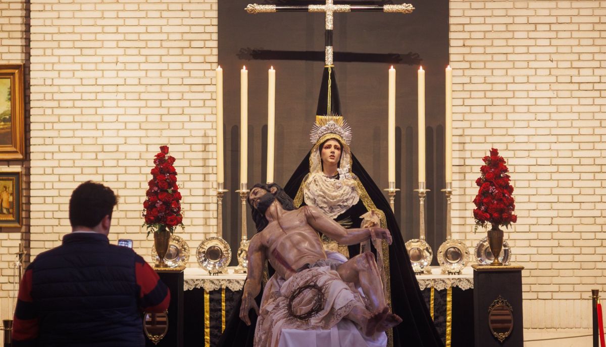 Acto de veneración en Capuchinos al Señor en su Sagrada Mortaja y la Virgen de la Caridad.