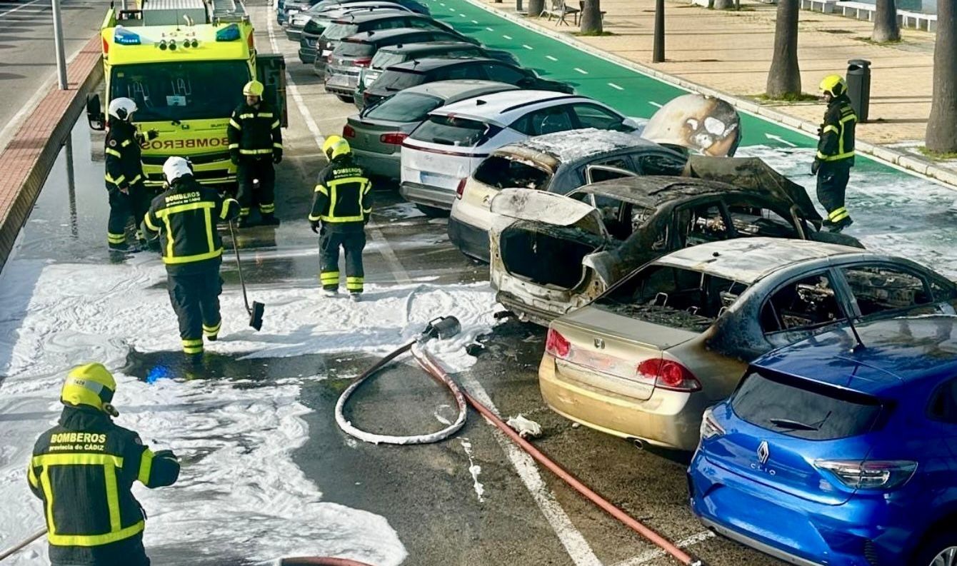 Los cuatro coches afectados por el incendio en Cádiz. Los cuatro coches afectados por el incendio en Cádiz.