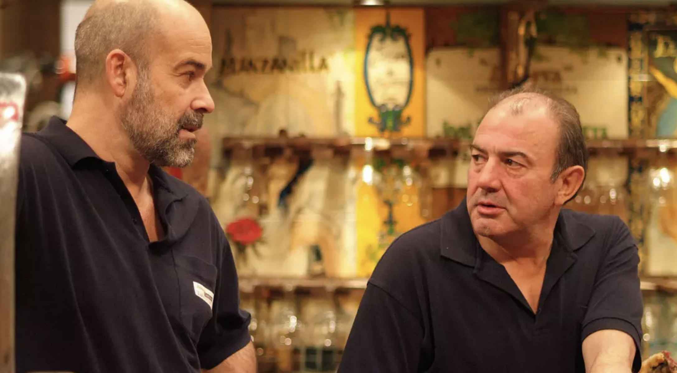 Jesús Bonilla, a la derecha, junto a Antonio Resines, en 'Los Serrano'.