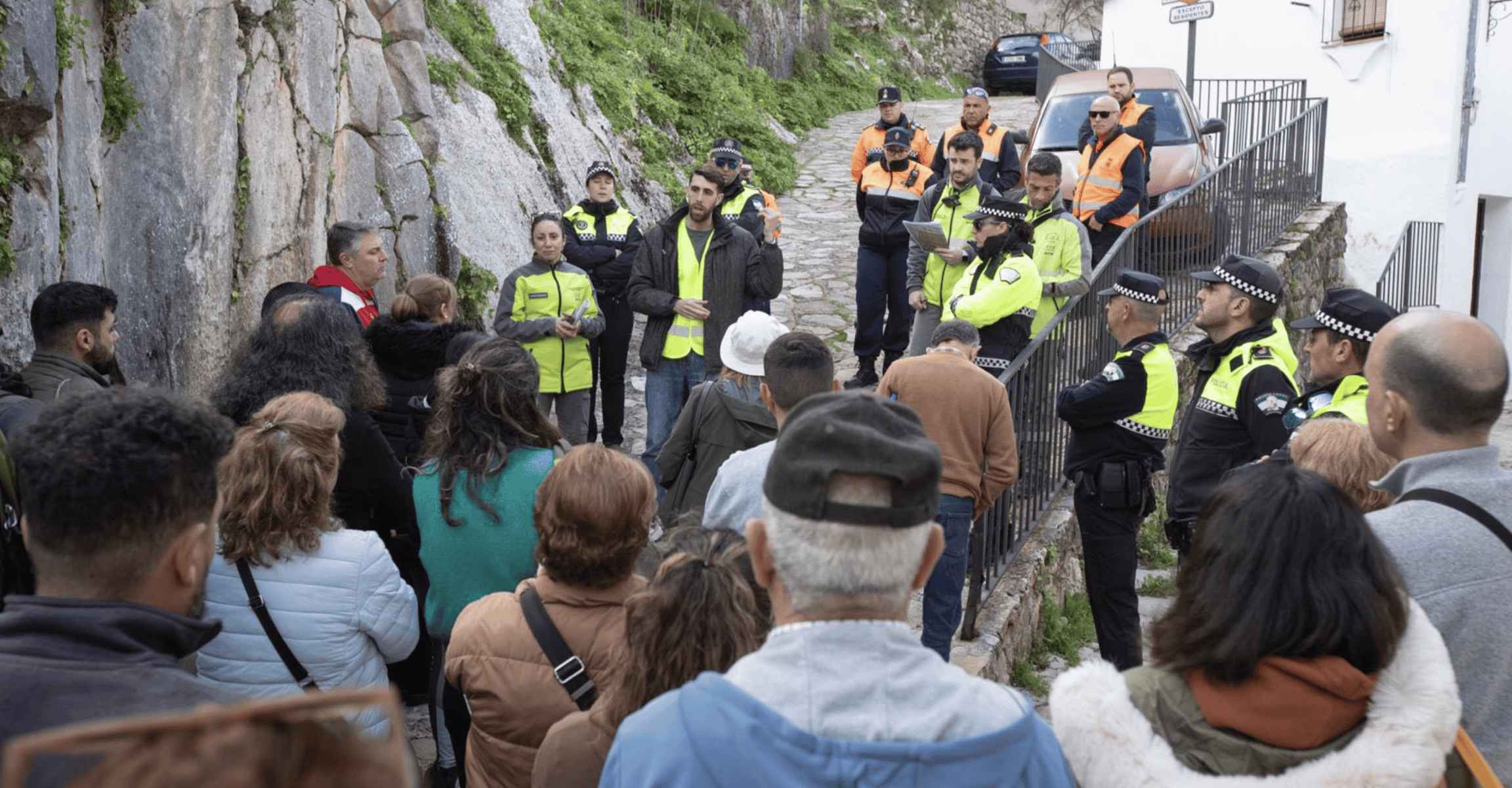 Vecinos de Grazalema, recibiendo indicaciones antes de regresar a sus casas.