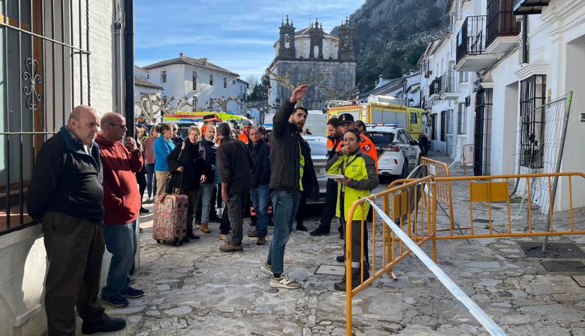 Otra imagen de vecinos de Grazalema, preparados para volver tras casi dos semanas fuera de sus casas. 