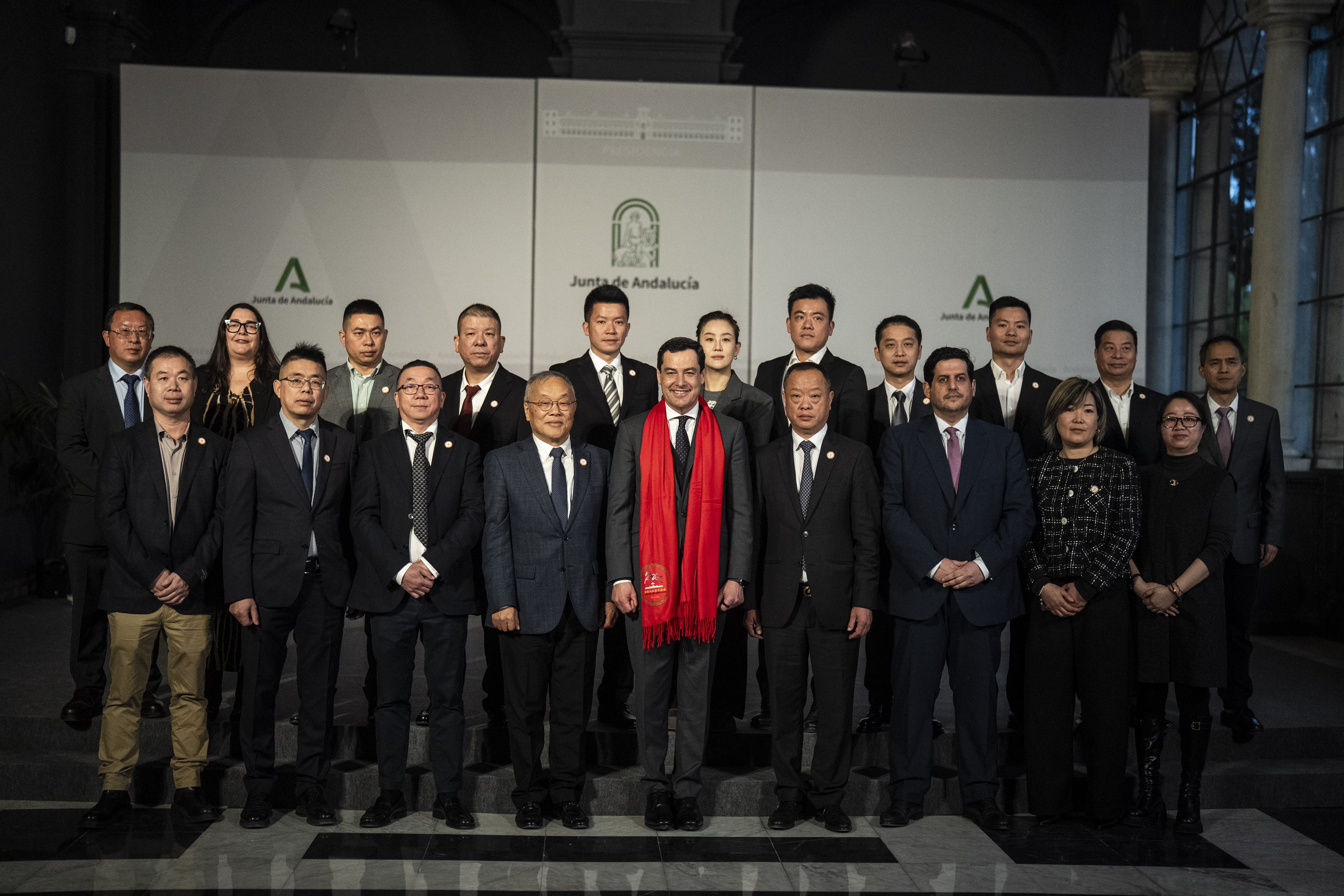 Juanma Moreno recibe en el Palacio de San Telmo a la Asociación de Comerciantes Chinos en Andalucía.