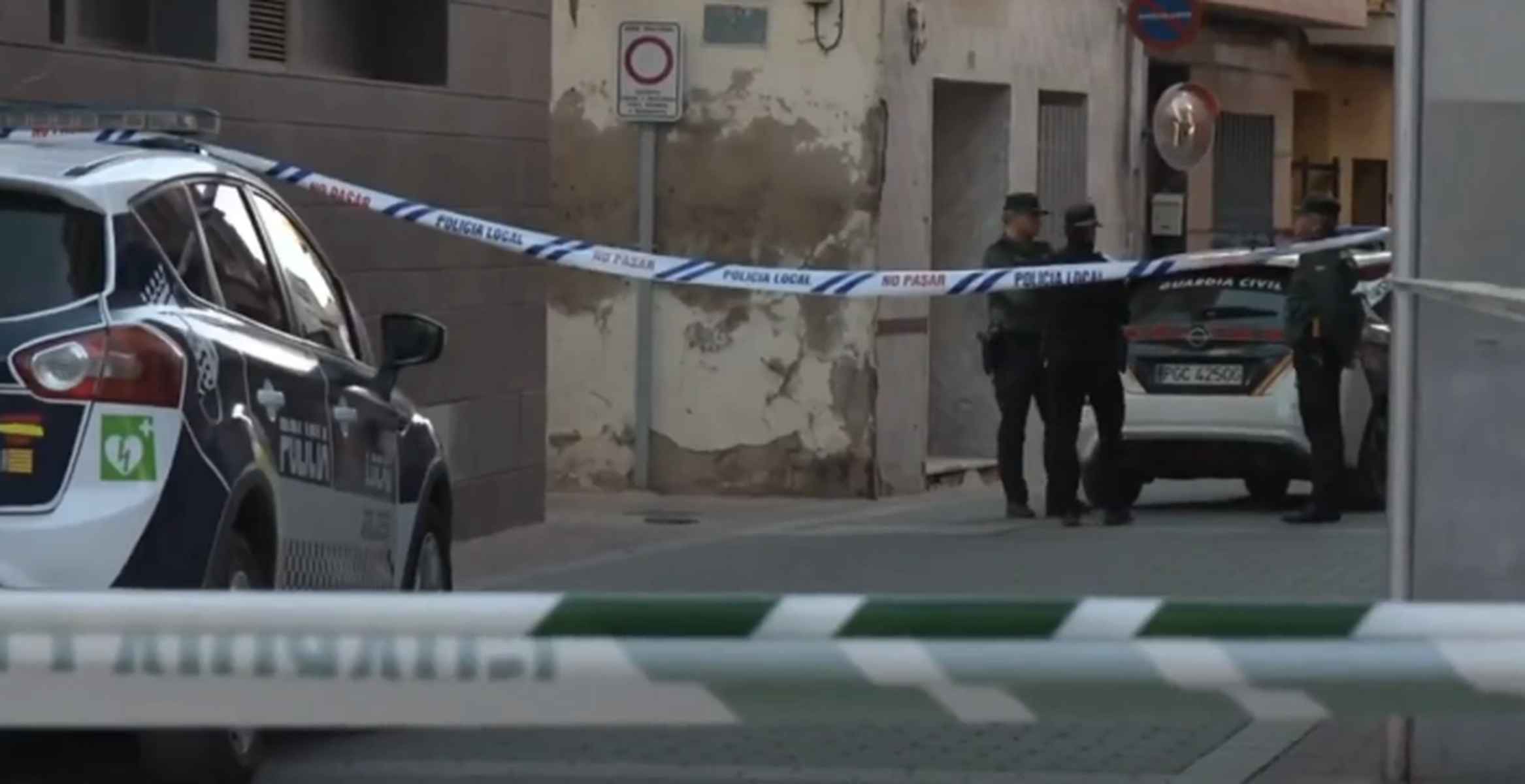 Agentes de la Guardia Civil, a las puertas de la vivienda donde tuvo lugar el doble crimen. Agentes de la Guardia Civil, a las puertas de la vivienda donde tuvo lugar el doble crimen.