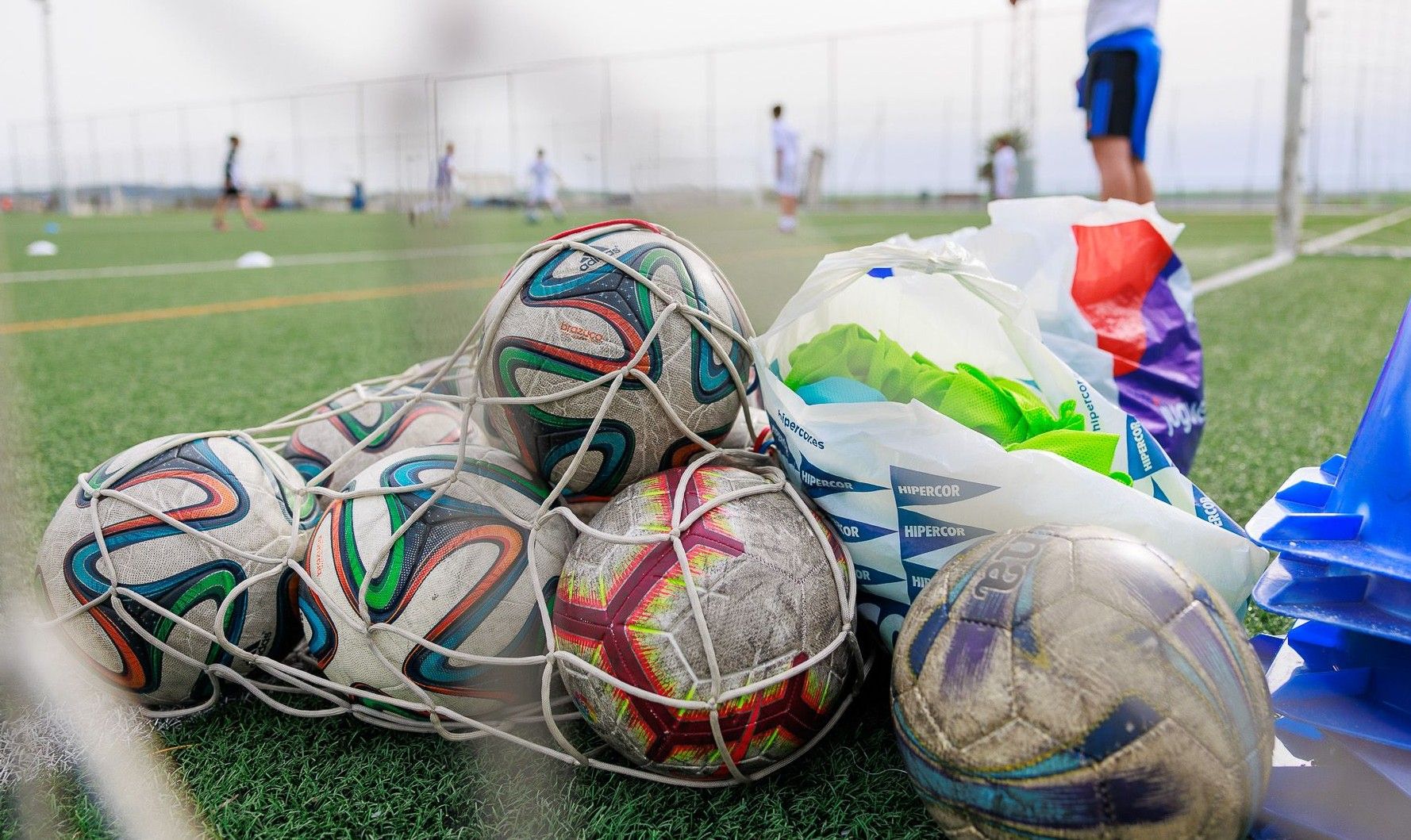 Un entrenamiento de fútbol base. Un entrenamiento de fútbol base.