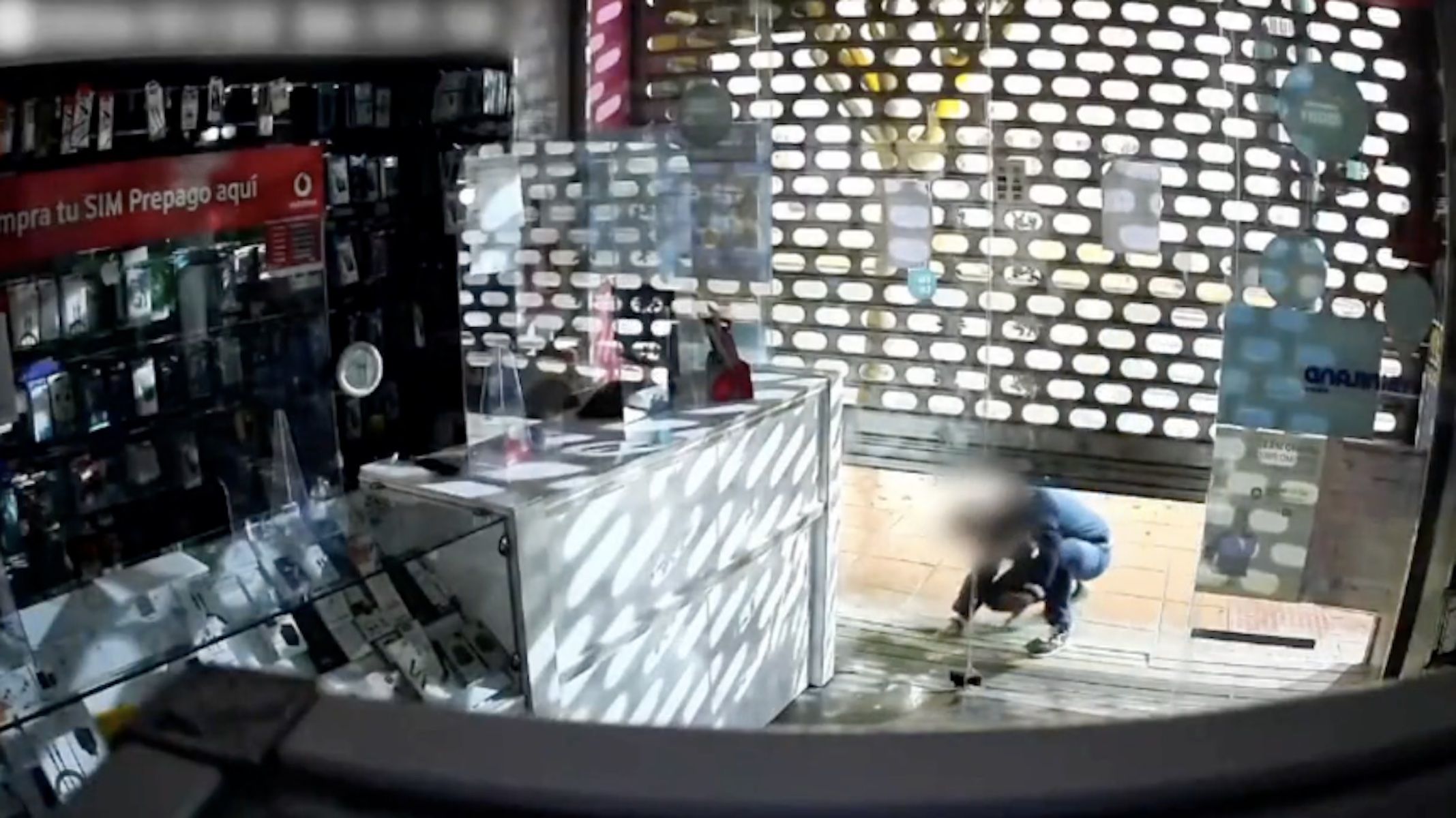 Momento del robo en la tienda de telefonía de Almería. Momento del robo en la tienda de telefonía de Almería.