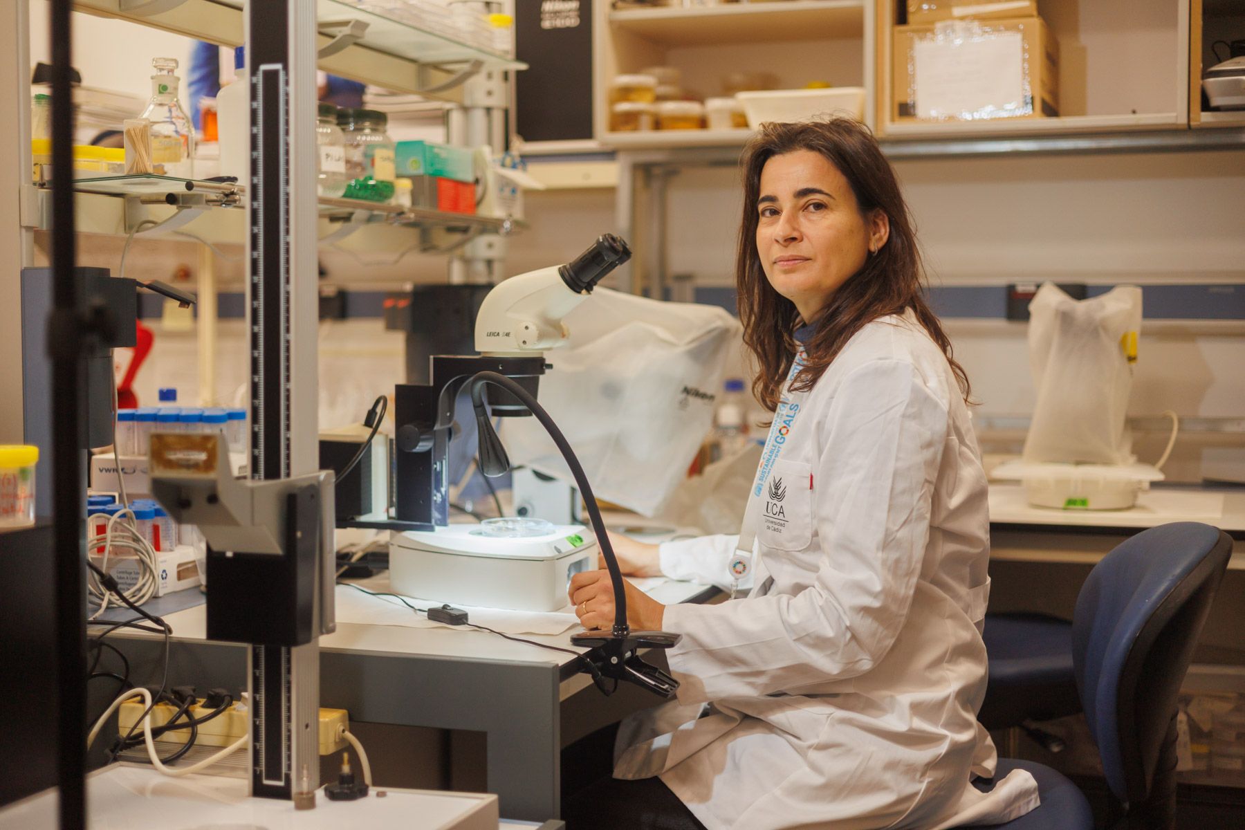 La investigadora Carmen Morales, en su laboratorio del Inmar en el campus de la UCA de Puerto Real.