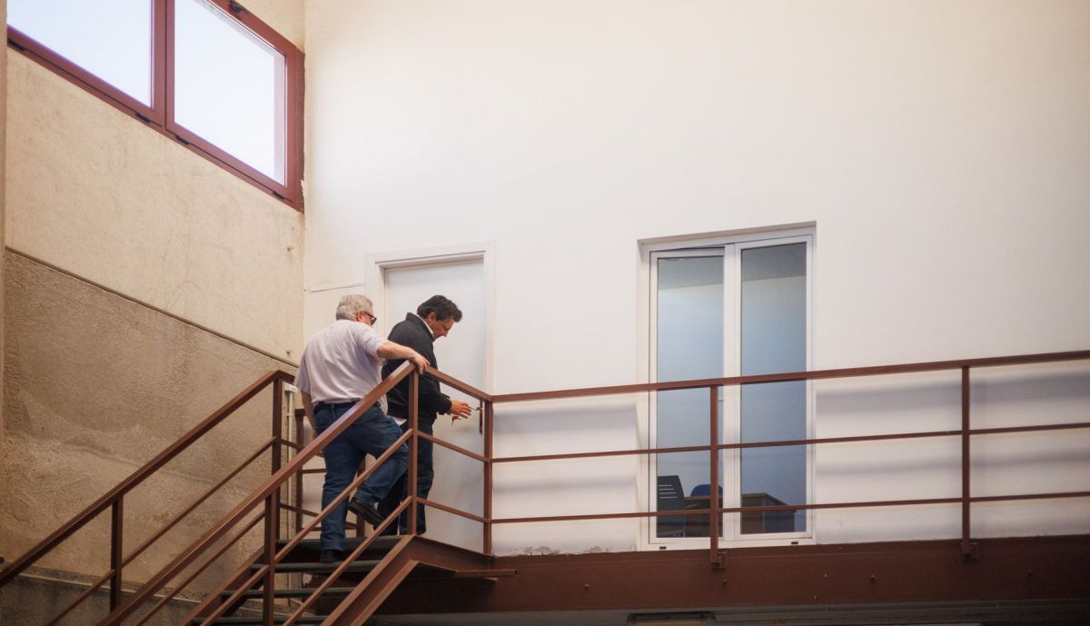 Iván accede a las oficinas de la nave.