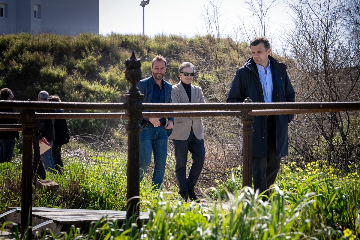 Bruno García, acompañado por Cossi y técnicos en la visita al cementerio.