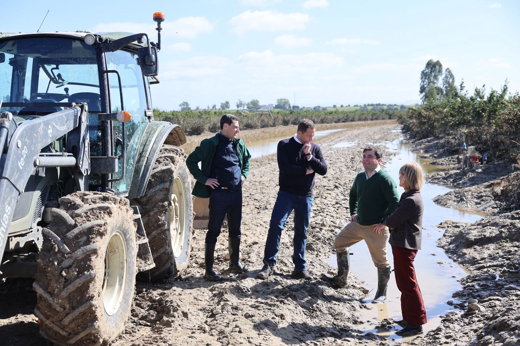 La visita de Moreno, Hansen y Pelayo a una de las fincas afectadas por el temporal en Jerez.