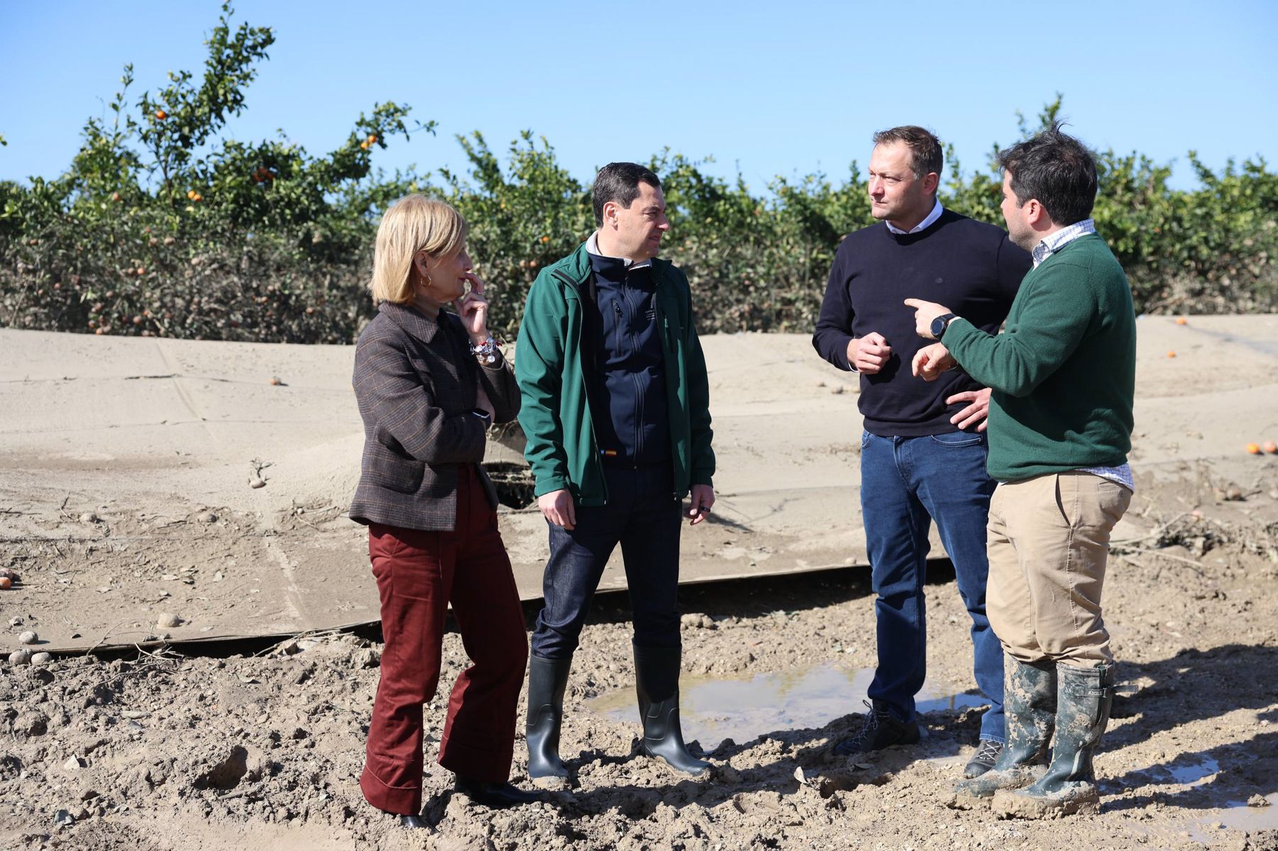 Juanma Moreno, en un campo en Jerez tras las borrascas. Juanma Moreno, en un campo en Jerez tras las borrascas.