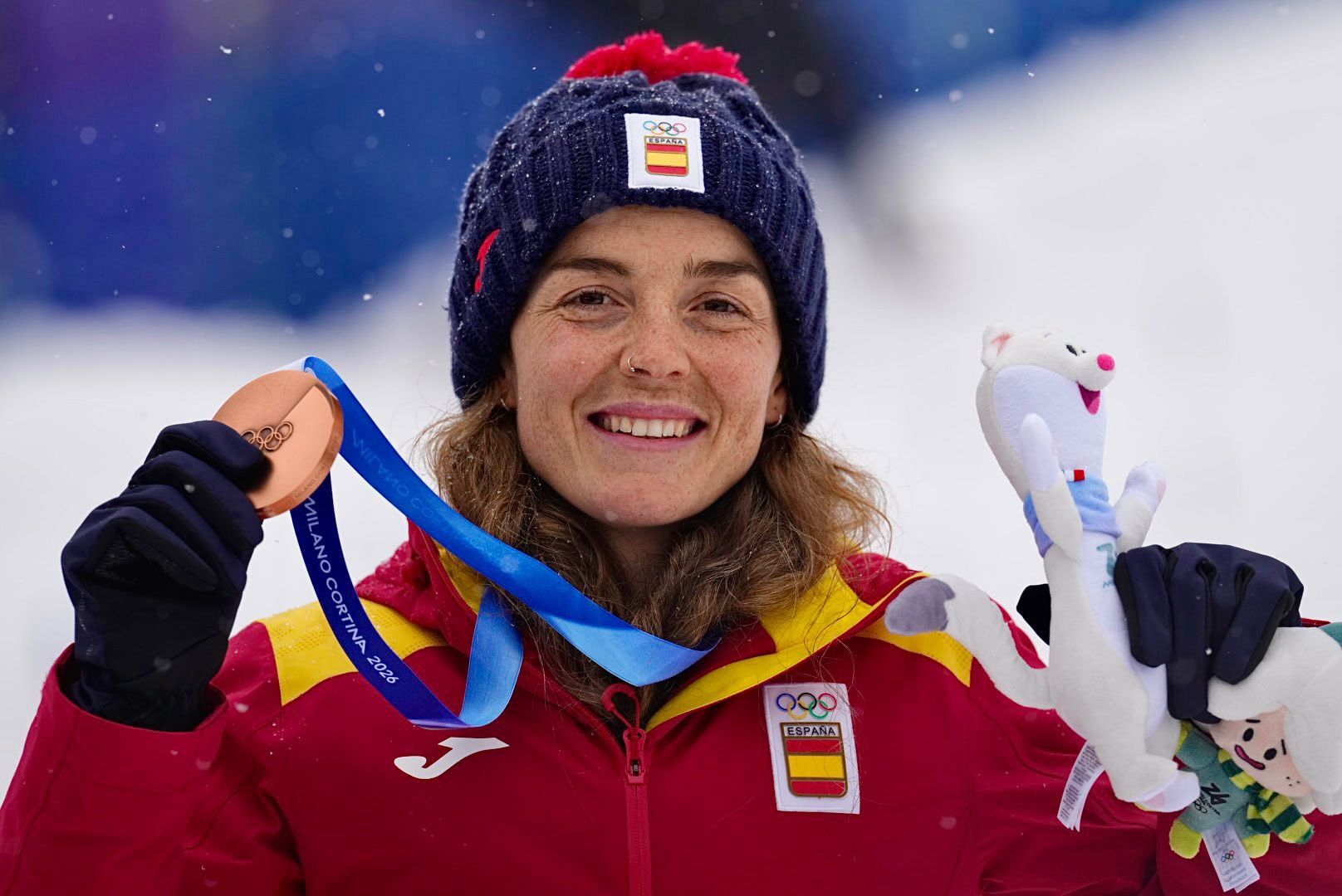 Ana Alonso con su medalla de bronce.