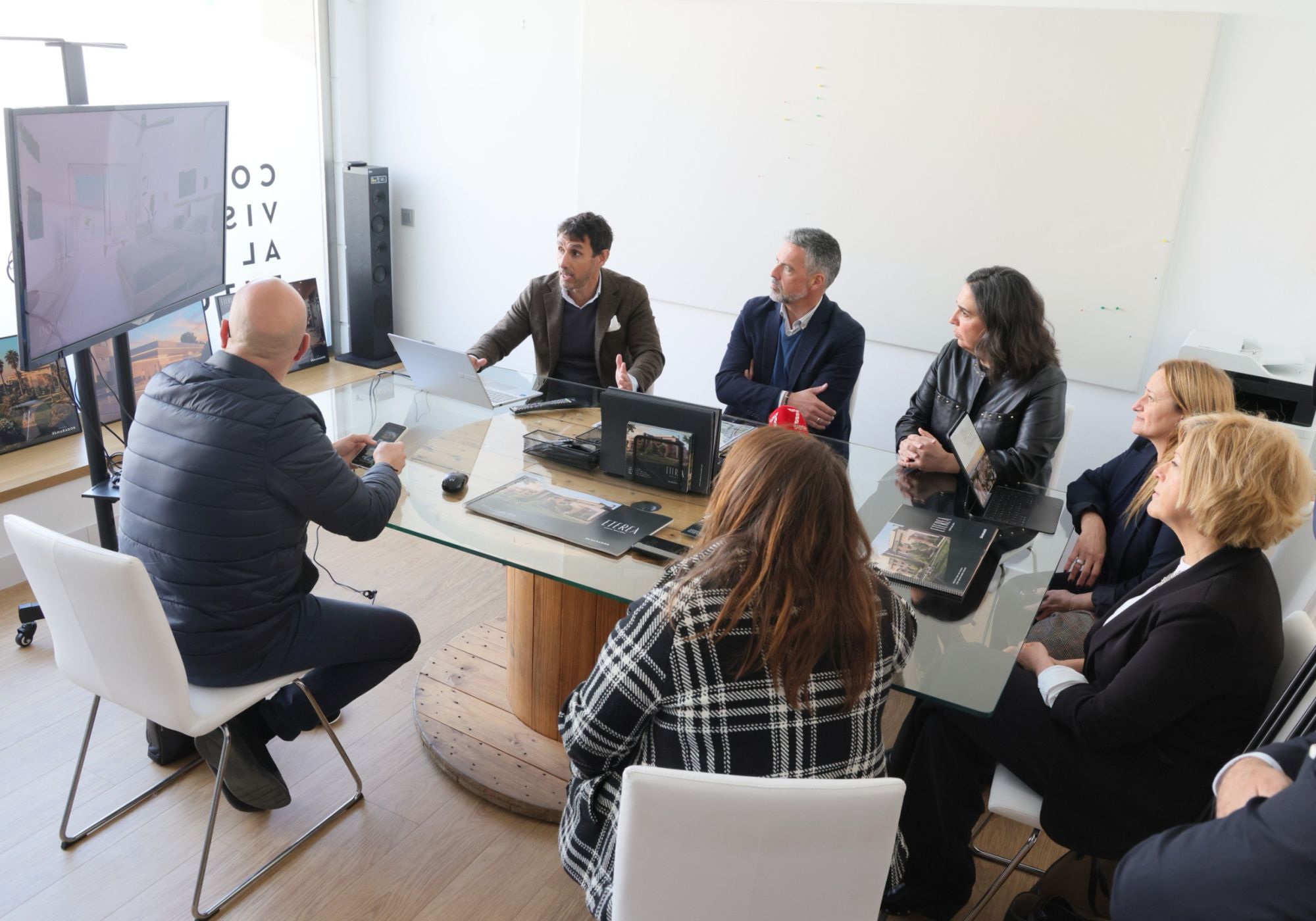 El alcalde de Rota, José Javier Ruiz Arana, participó junto a la delegada territorial de Fomento de la Junta de Andalucía, Carmen Sánchez, en la inauguración de las nuevas oficinas de Grupo Samarador en la avenida de la Marina, en Rota.