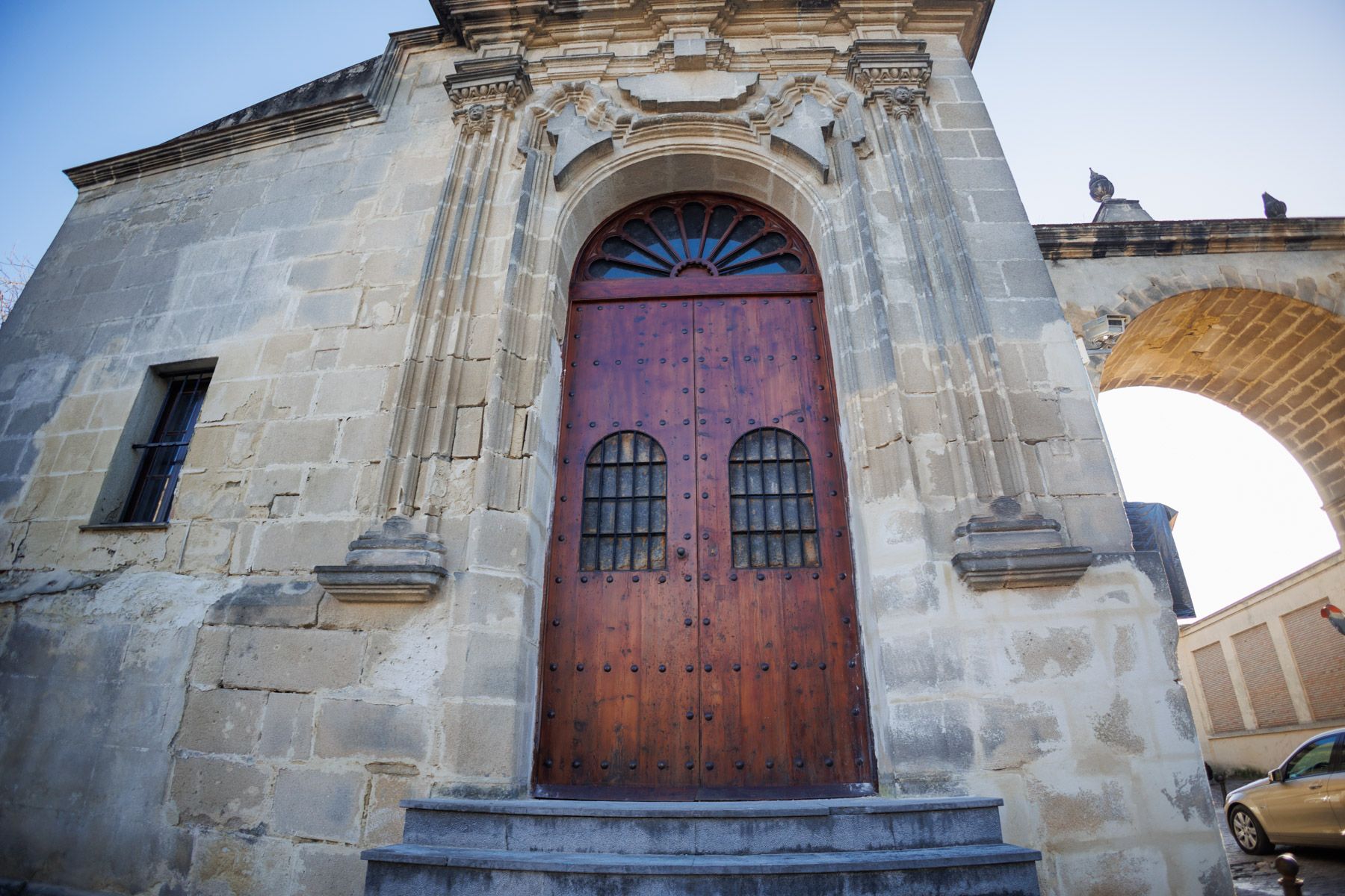 Aspecto de la puerta ya recuperada de la futura capilla del Socorro. Aspecto de la puerta ya recuperada de la futura capilla del Socorro.
