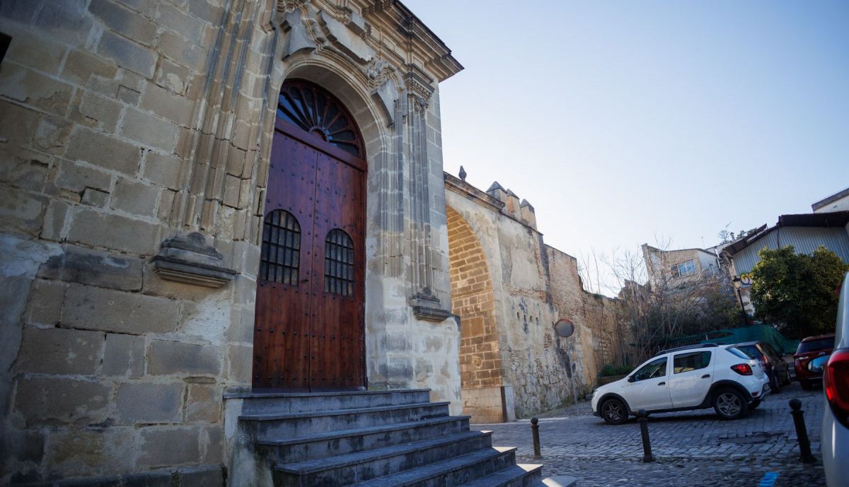Vista lateral de la capilla adosada al a puerta del Arroyo. 