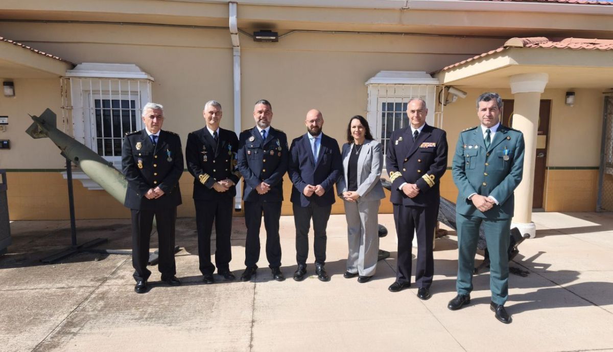 Asistentes al acto de entrega de la medalla al jefe de la Policía Local de El Puerto.