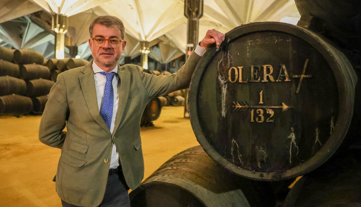 El pregonero arrimado a la 'solera' del jerez. 
