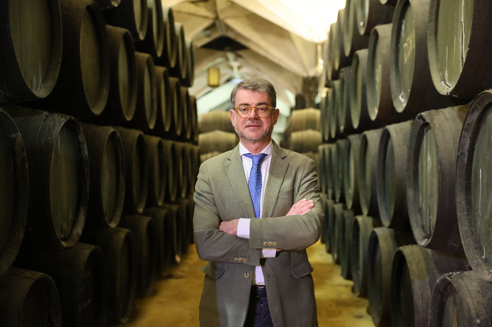 El pregonero entre andanas de botas, un entorno muy jerezano. 