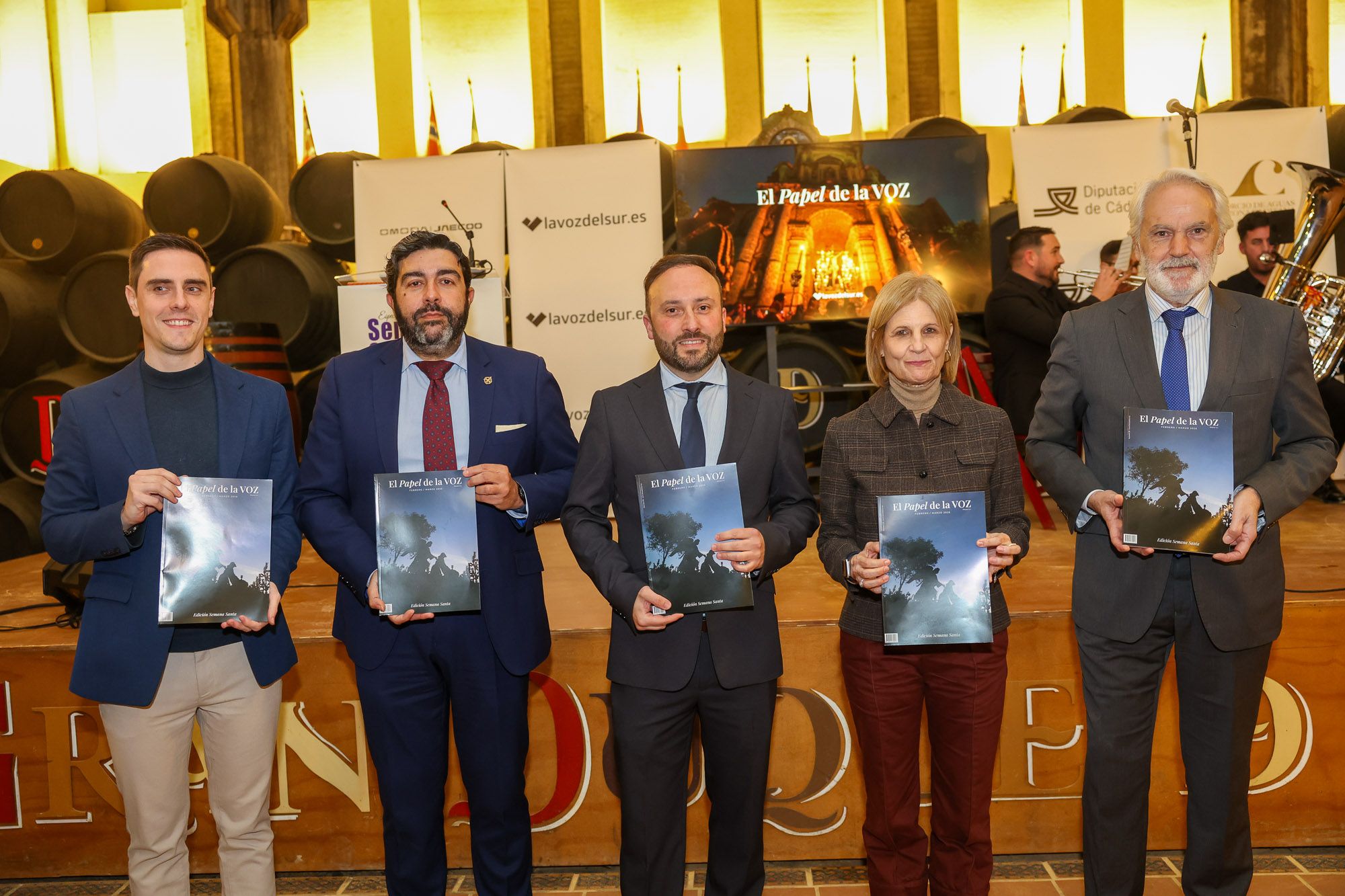 La alcaldesa de Jerez, María José García-Pelayo, junto a Paco Sánchez Múgica, director de lavozdelsur.es, el presidente de la Unión de Hermandades, José Manuel García Cordero, y los tenientes de alcaldesa Jaime Espinar y Agustín Muñoz, anoche en la Bodega Williams & Humbert presentando el último número de 'El Papel de La Voz. Especial Semana Santa'.