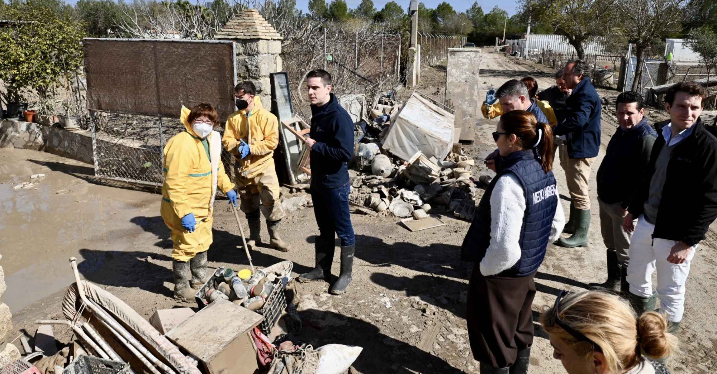 Labores de limpieza en el Jerez rural. Labores de limpieza en el Jerez rural.