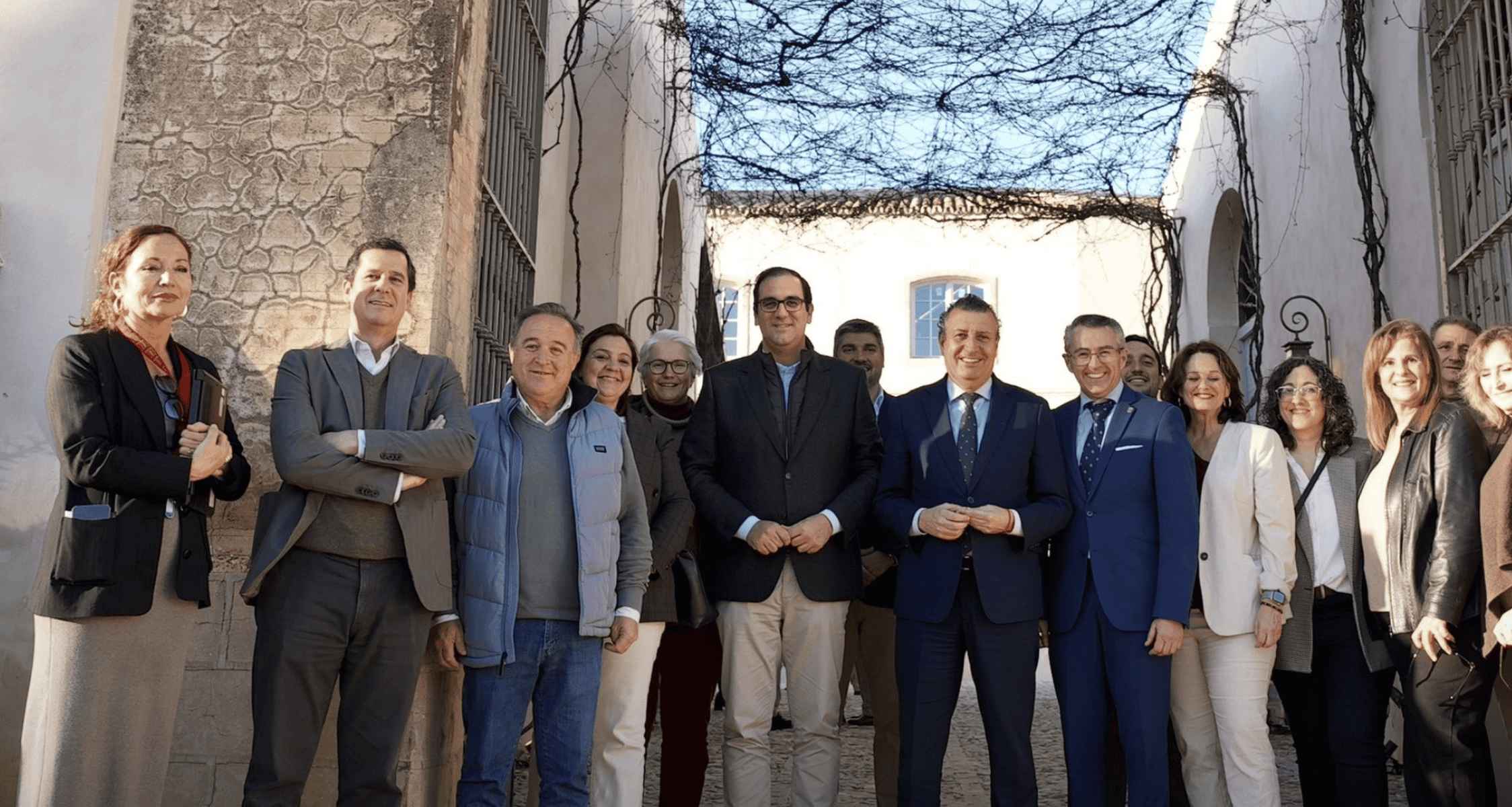 Foto de familia tras la puesta en marcha de La Auténtica Ruta del Mosto. De Villanueva es.