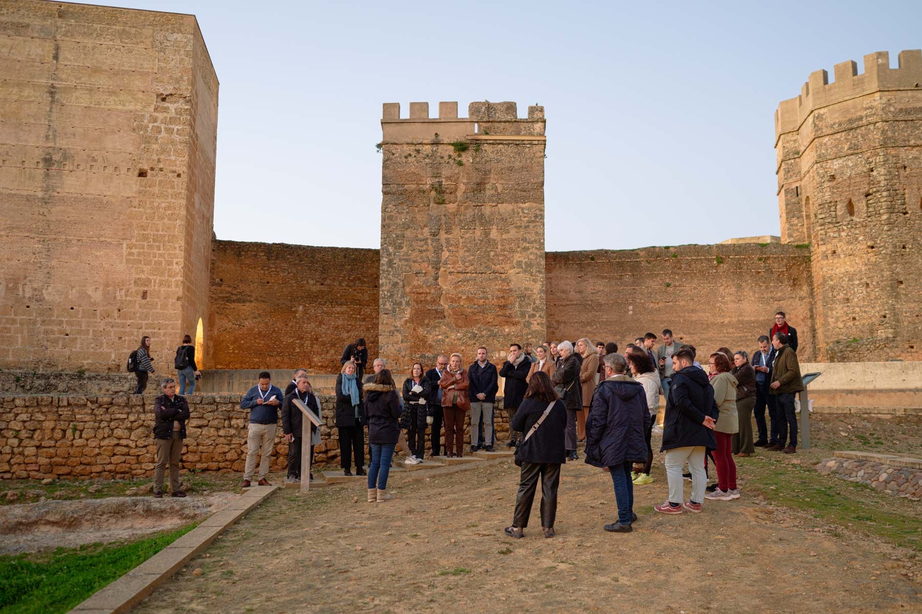 Un momento, al atardecer de este pasado jueves, de la inauguración de las visitas nocturnas al Castillo de Alcalá de Guadaíra.