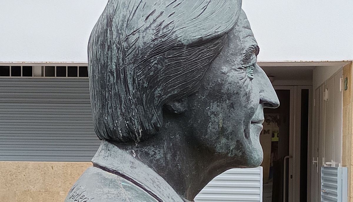 Monumento a Pedro Romero Baro, vista lateral izquierda.