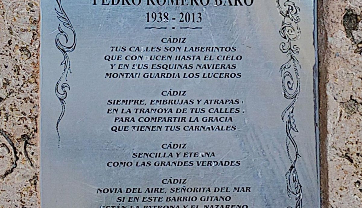 Placa conmemorativa, frontal del pedestal.