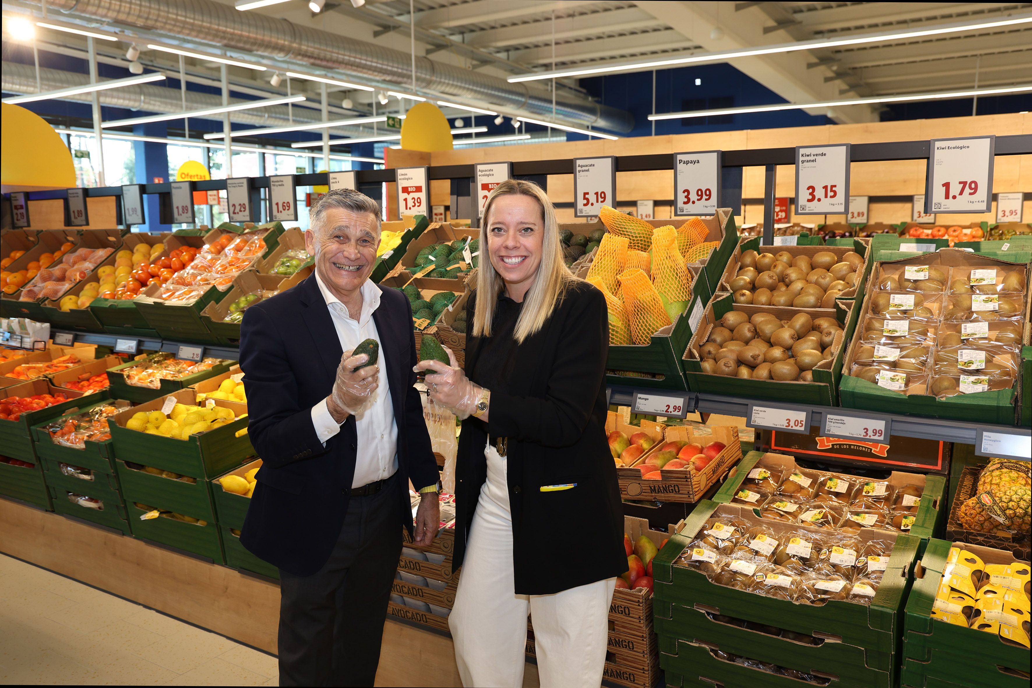 Javier García, teniente de alcalde de San Pedro Alcántara, y Sophie Chatel, directora regional de Lidl en Andalucía, con aguacates malagueños en la nueva tienda.