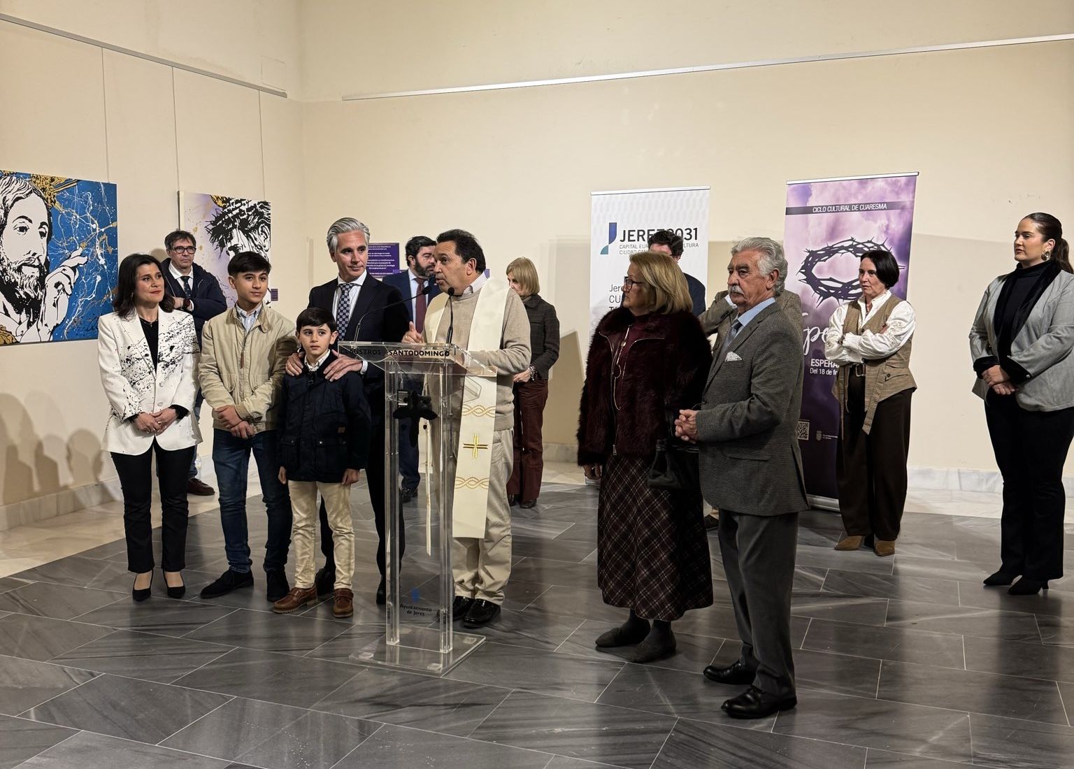Acto de bendición de la muestra en los Claustros. 
