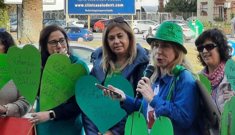 Petición por parte de colectivos en defensa de la educación pública.