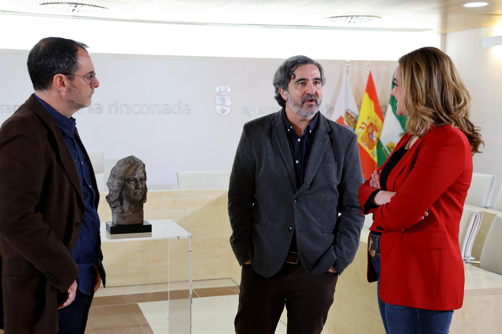 Raquel Vega, primera teniente de alcalde de La Rinconada, junto a los autores premiados en esta edición de La Estación de las Letras 2026, Daniel Ruiz García y Rafael Jurado Arroyo. Raquel Vega, primera teniente de alcalde de La Rinconada, junto a los autores premiados en esta edición de La Estación de las Letras 2026, Daniel Ruiz García y Rafael Jurado Arroyo.