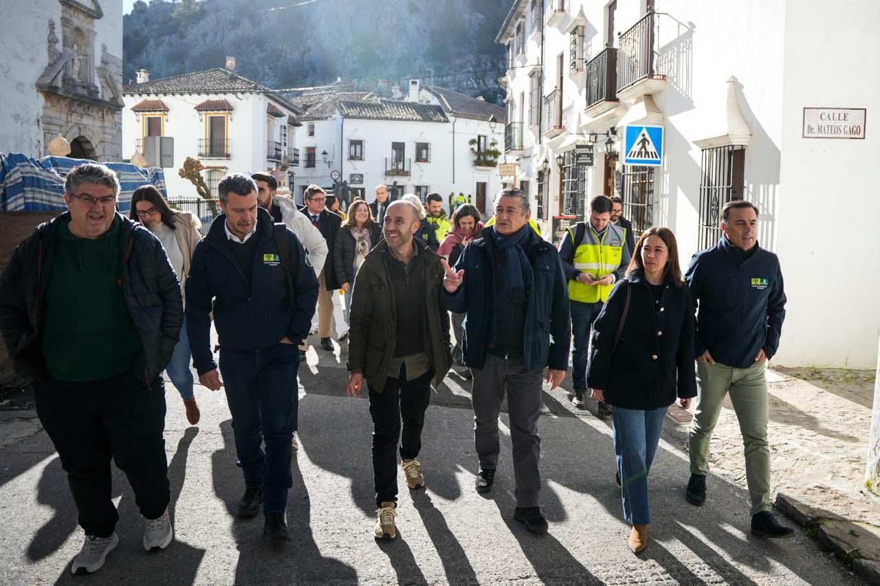 Antonio Sanz en Grazalema junto al alcalde.