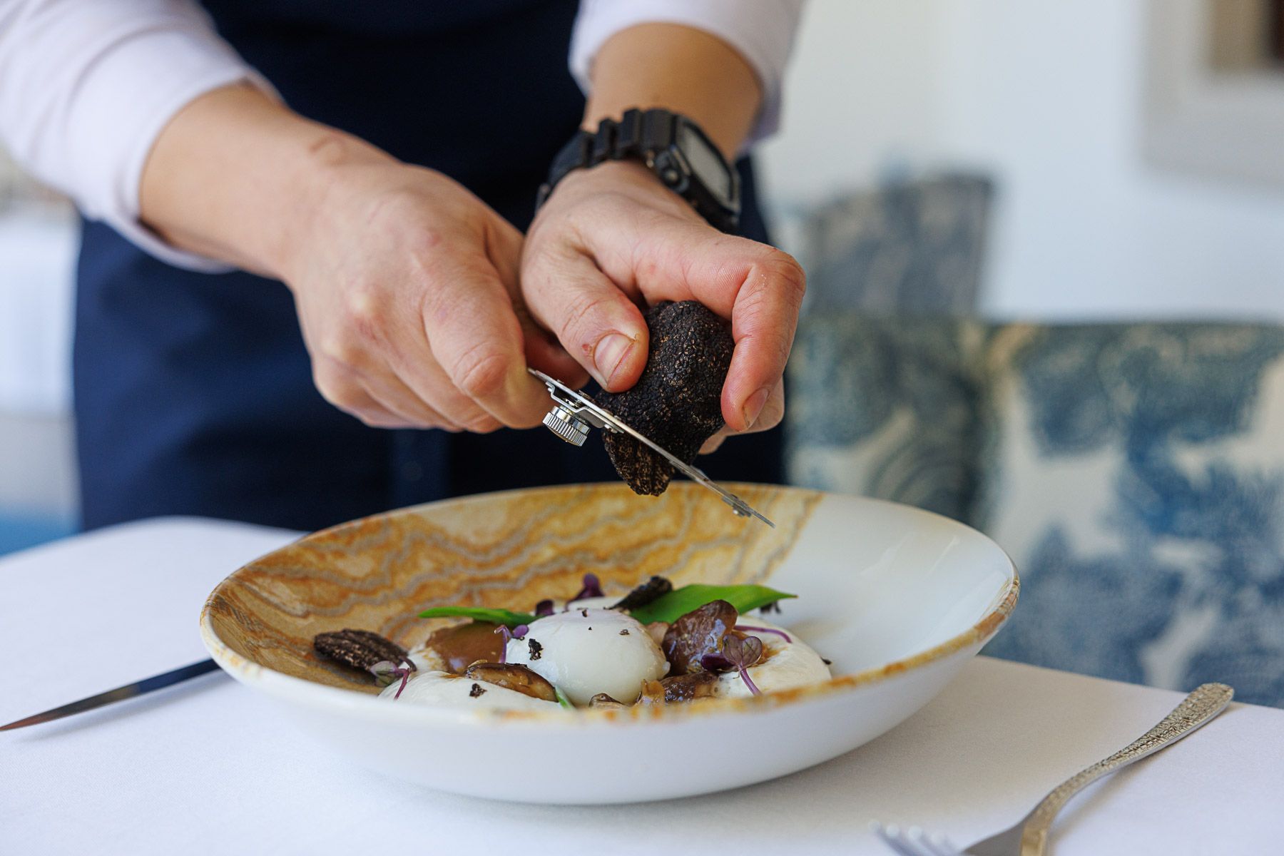 La elaboración de uno de los platos en Doce Caños, en el Hotel Soho Boutique de El Puerto.