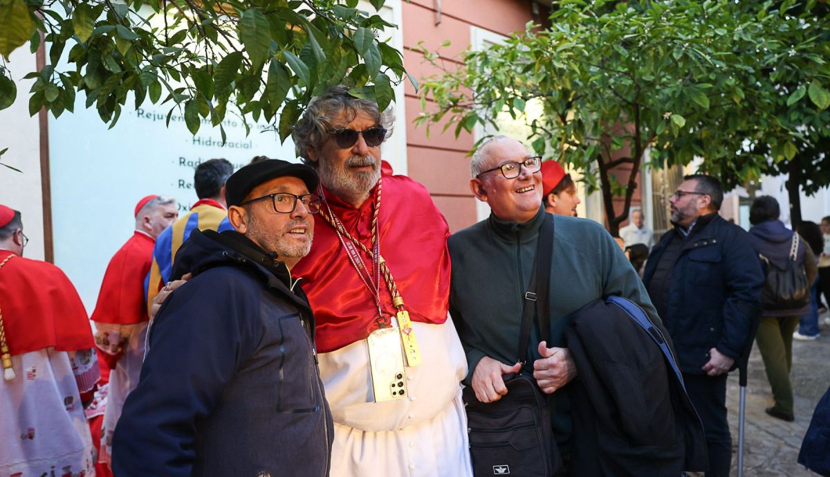 El Yuyu, haciéndose una foto con dos seguidores.