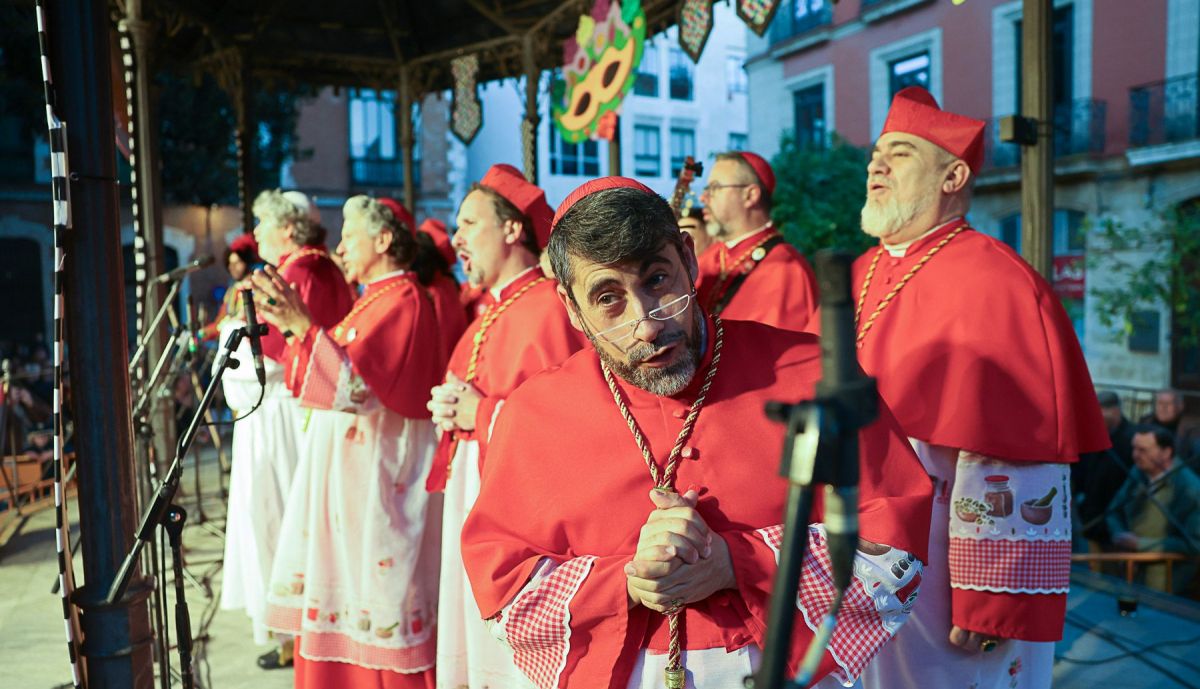 Un momento de la actuación de la chirigota del Yuyu.