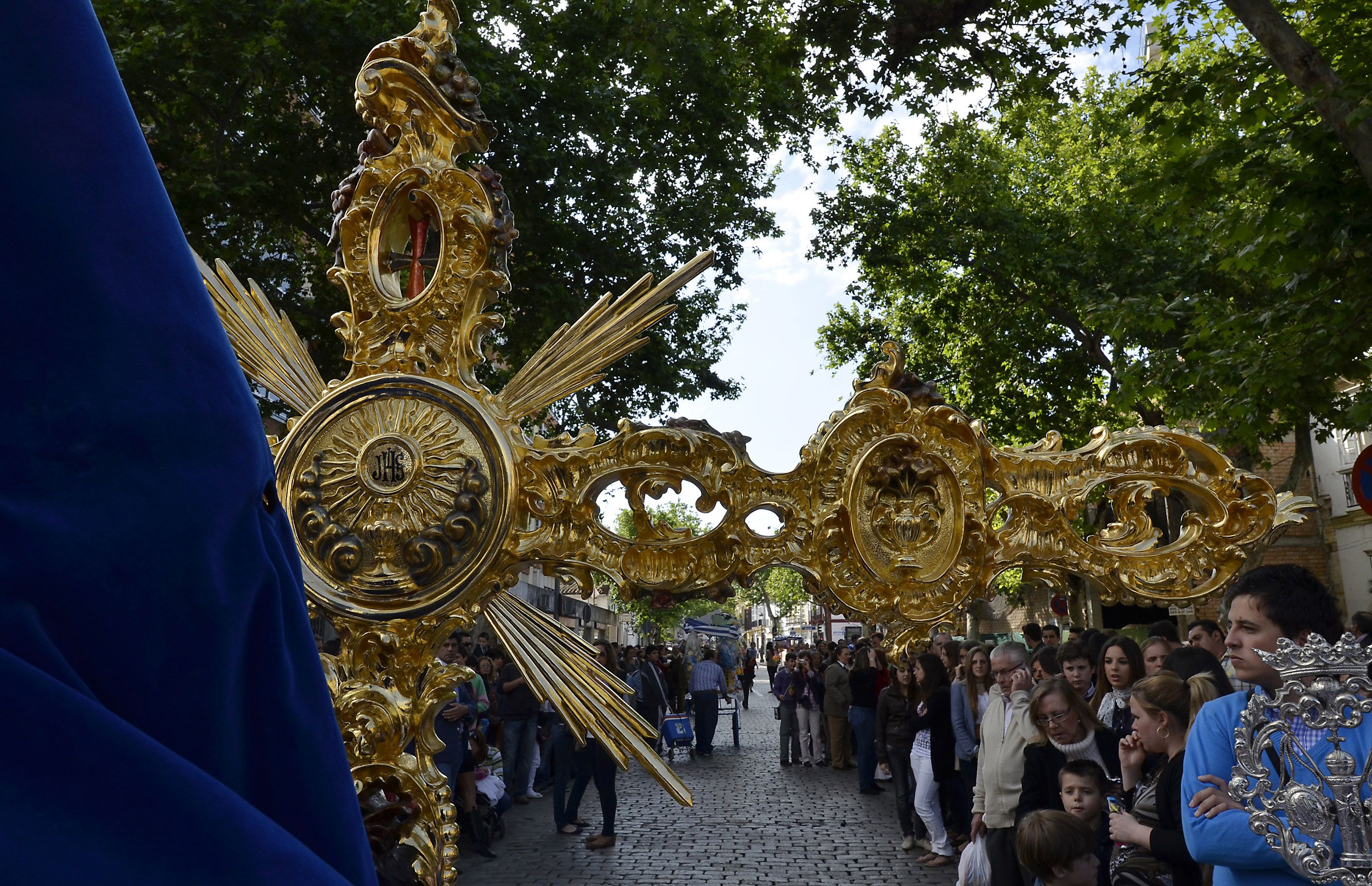 Cruz de guía de la Amargura, hermandad que presenta su cartel y ofrece dos conciertos benéficos. 