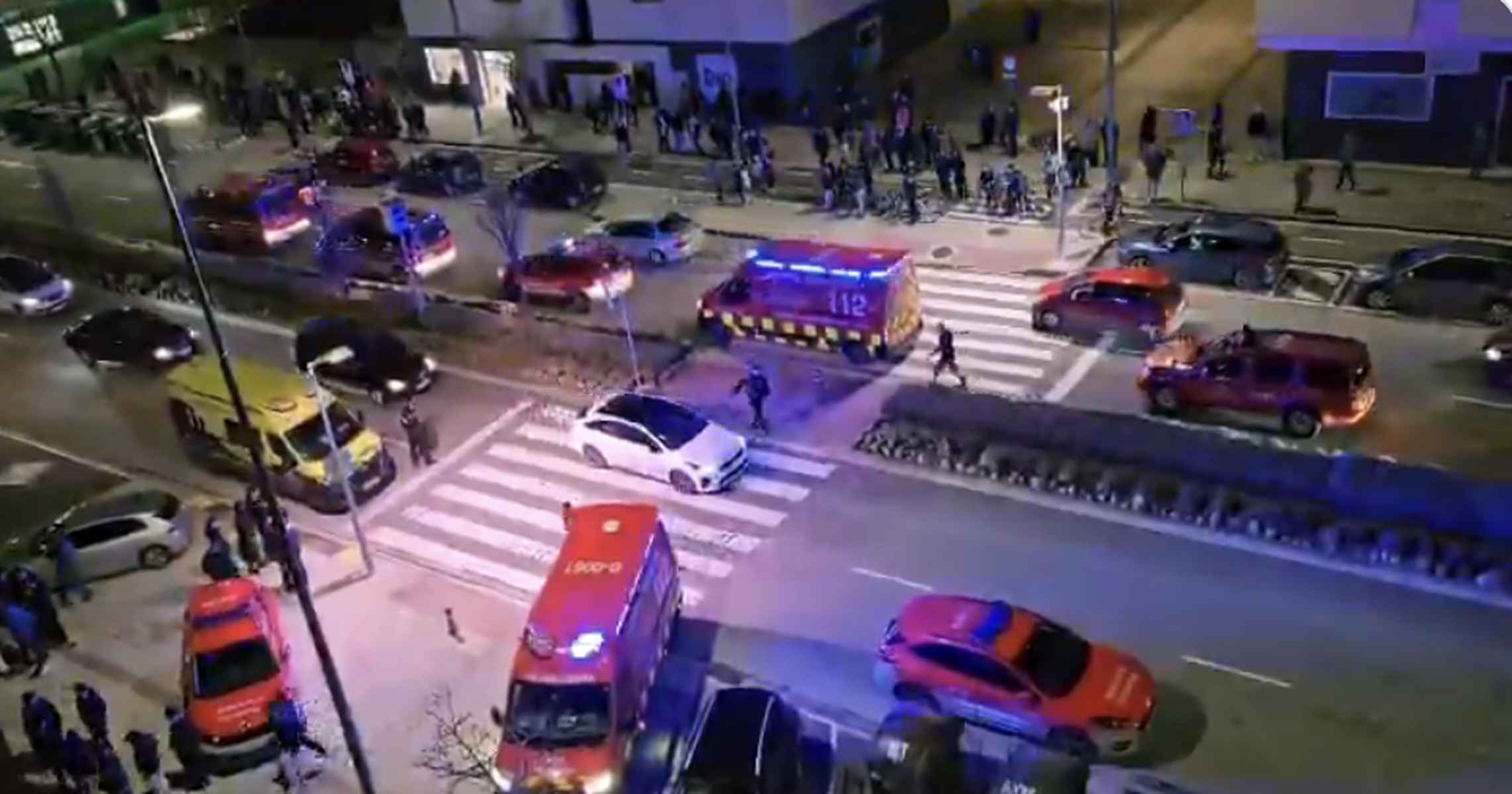 Equipos de emergencia, en la zona donde ha tenido lugar el asesinato. Equipos de emergencia, en la zona donde ha tenido lugar el asesinato.