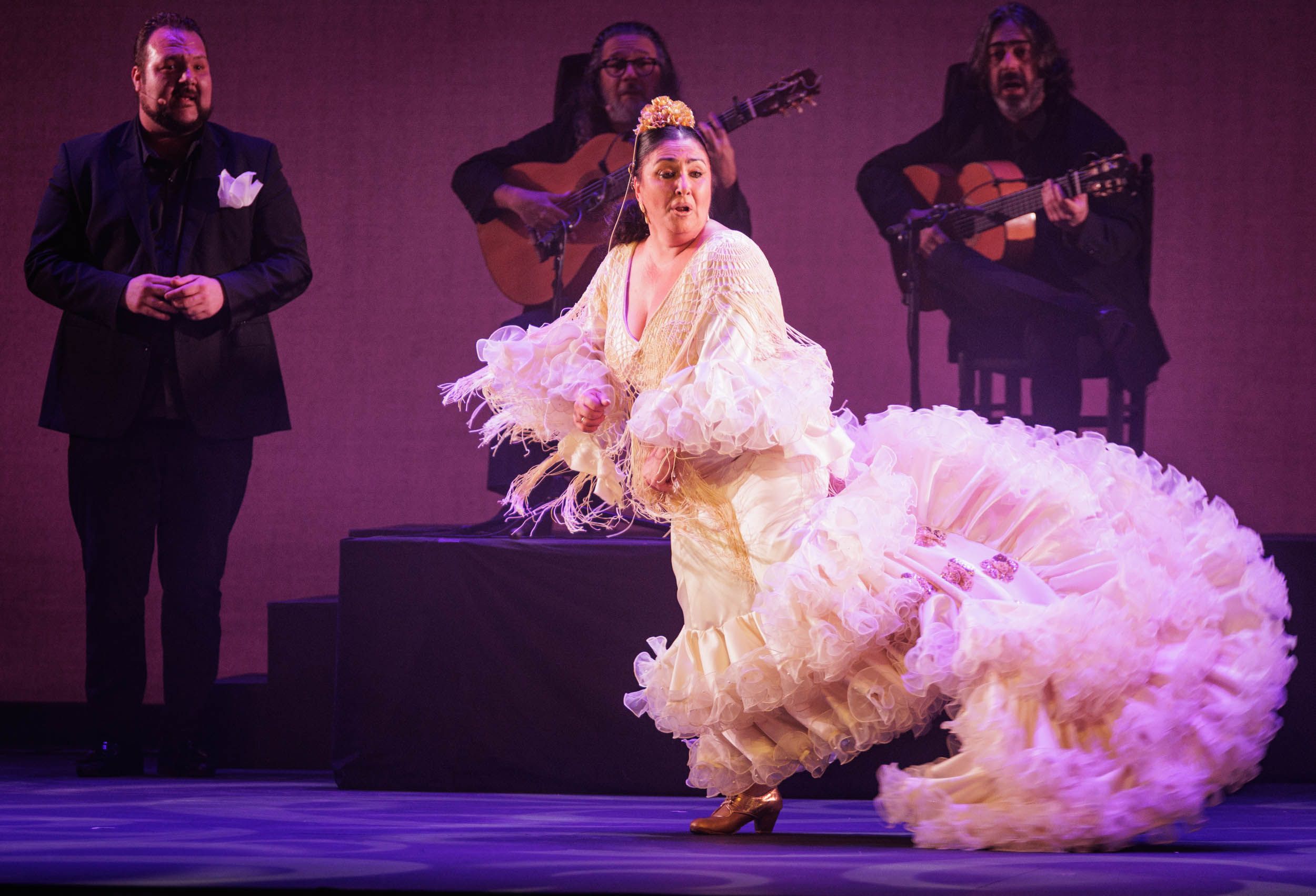 Manuela Carpio arropada por la bata de cola y los suyos en el XXX Festival de Jerez. Manuela Carpio arropada por la bata de cola y los suyos en el XXX Festival de Jerez.