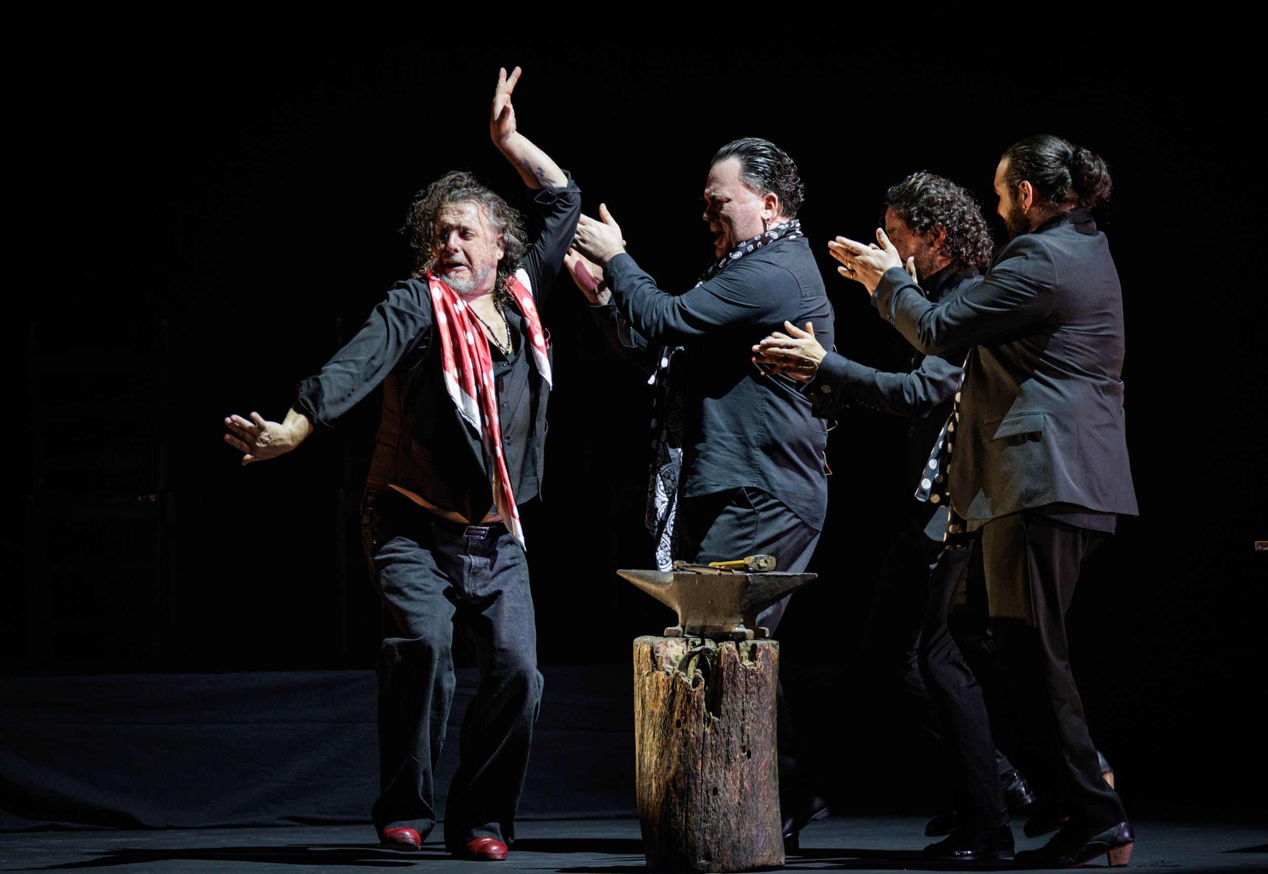 José Suárez ʻToromboʼ le baila al yunque.